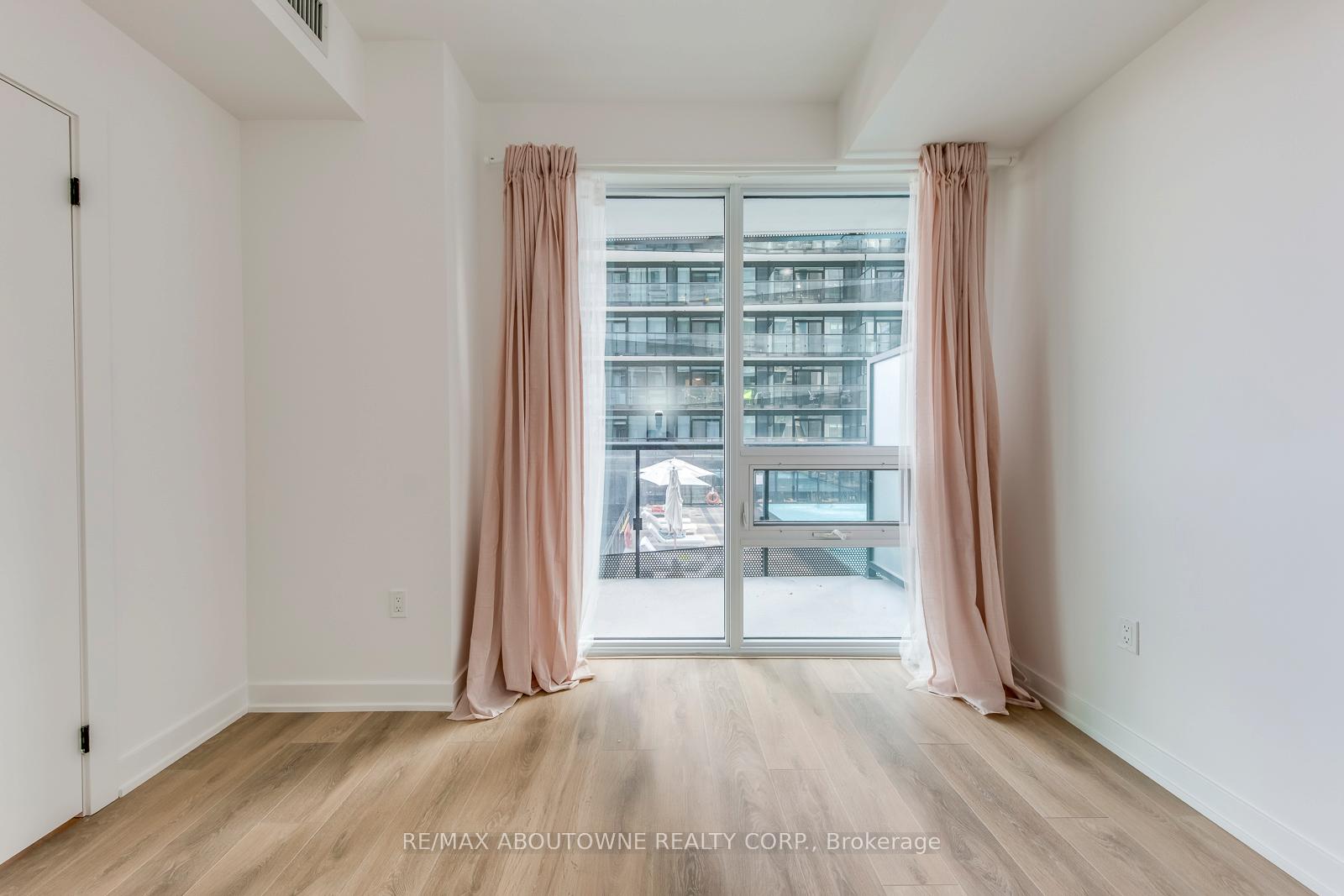 Photo 4 of Unit 1012, 117 broadway Avenue, Toronto, Mount Pleasant West — HOMEH