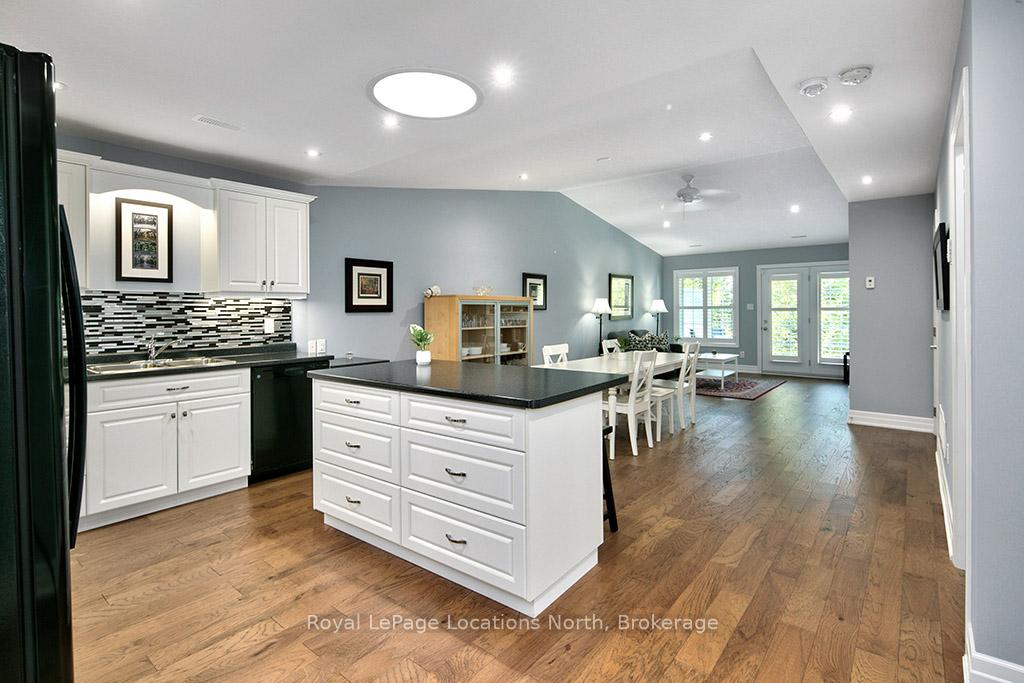 Photo 5 of 20 Chestnut Lane N, Wasaga Beach — HOMEH