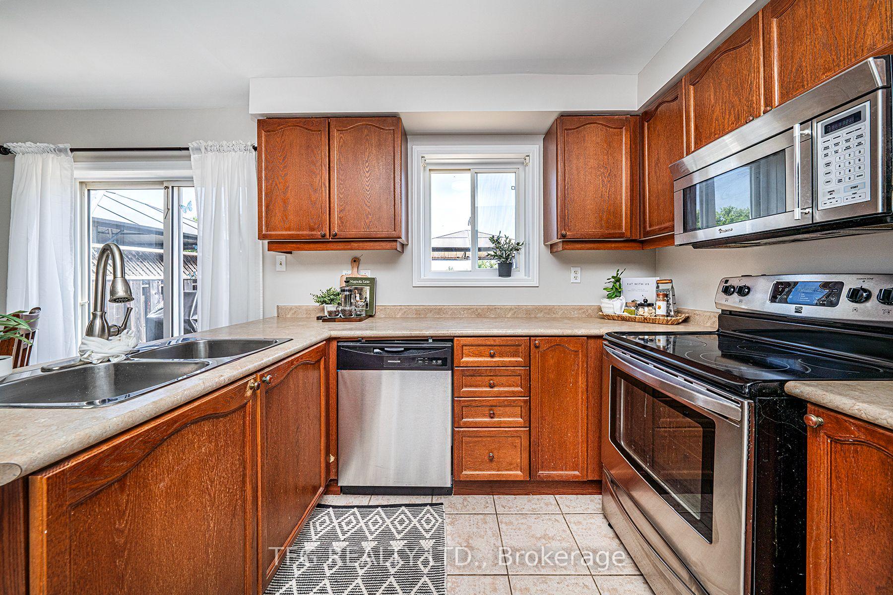 Photo 4 of 165 Scottsdale Drive, Clarington, Bowmanville — HOMEH