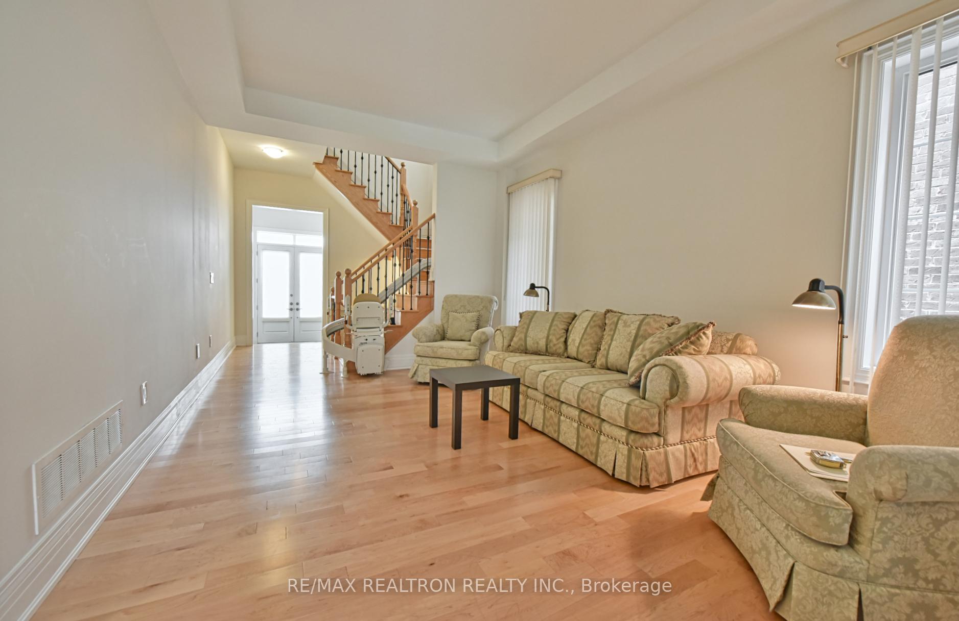 Photo 5 of 42 Farrell Road, Vaughan, Patterson — HOMEH