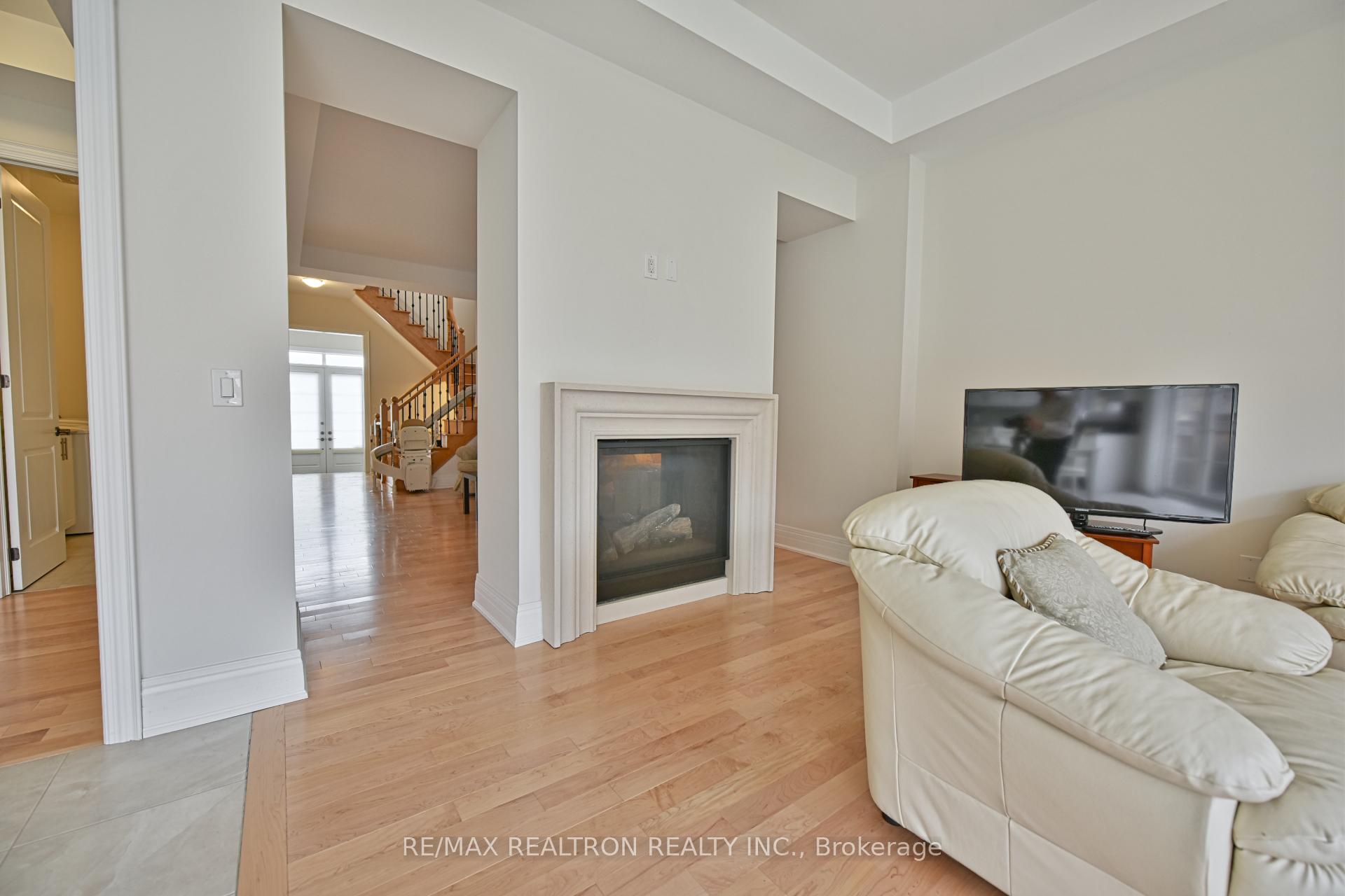 Photo 9 of 42 Farrell Road, Vaughan, Patterson — HOMEH
