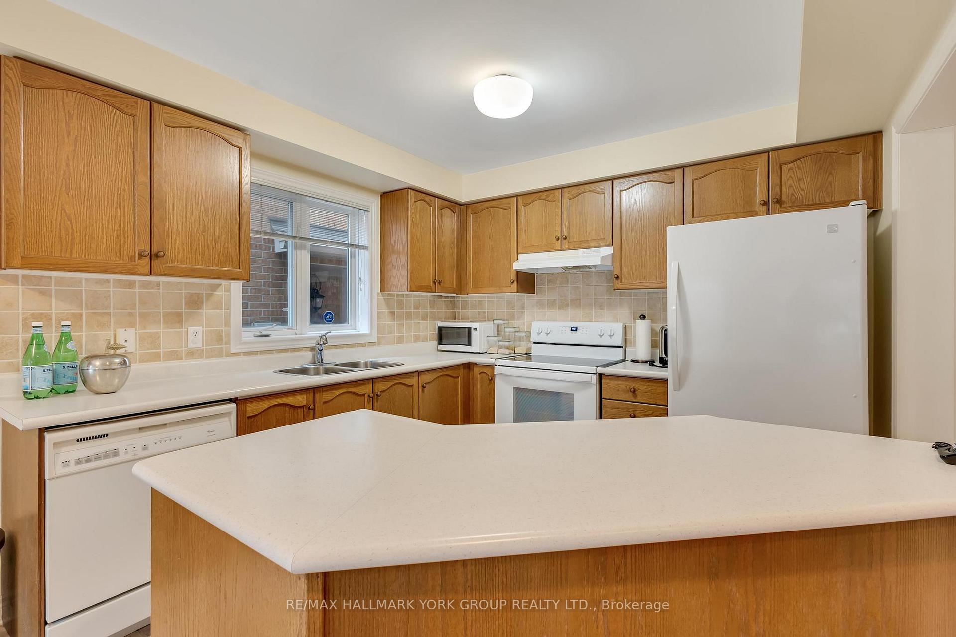 Photo 15 of 27 Baywell Crescent, Aurora, Bayview Wellington — HOMEH
