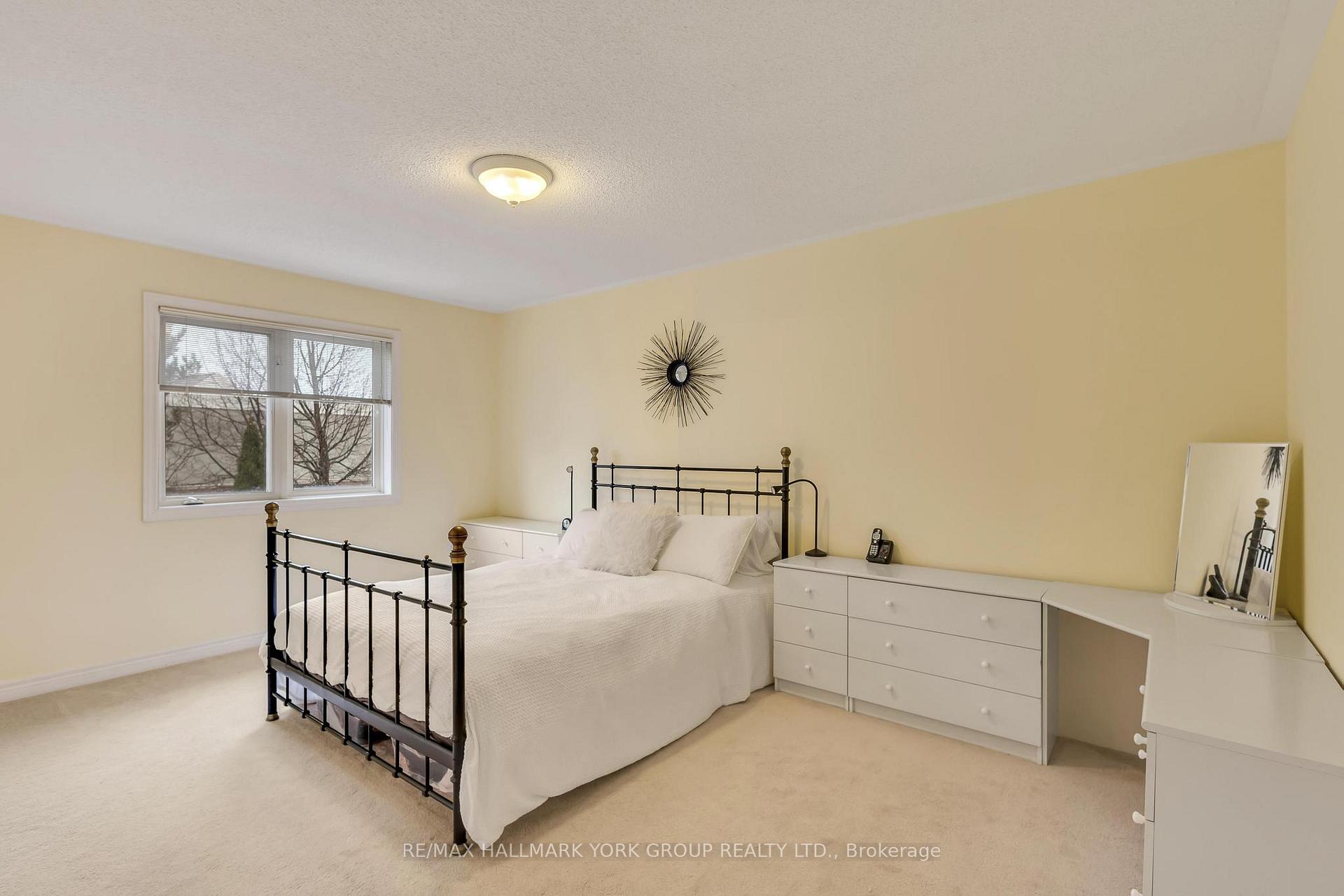 Photo 8 of 27 Baywell Crescent, Aurora, Bayview Wellington — HOMEH