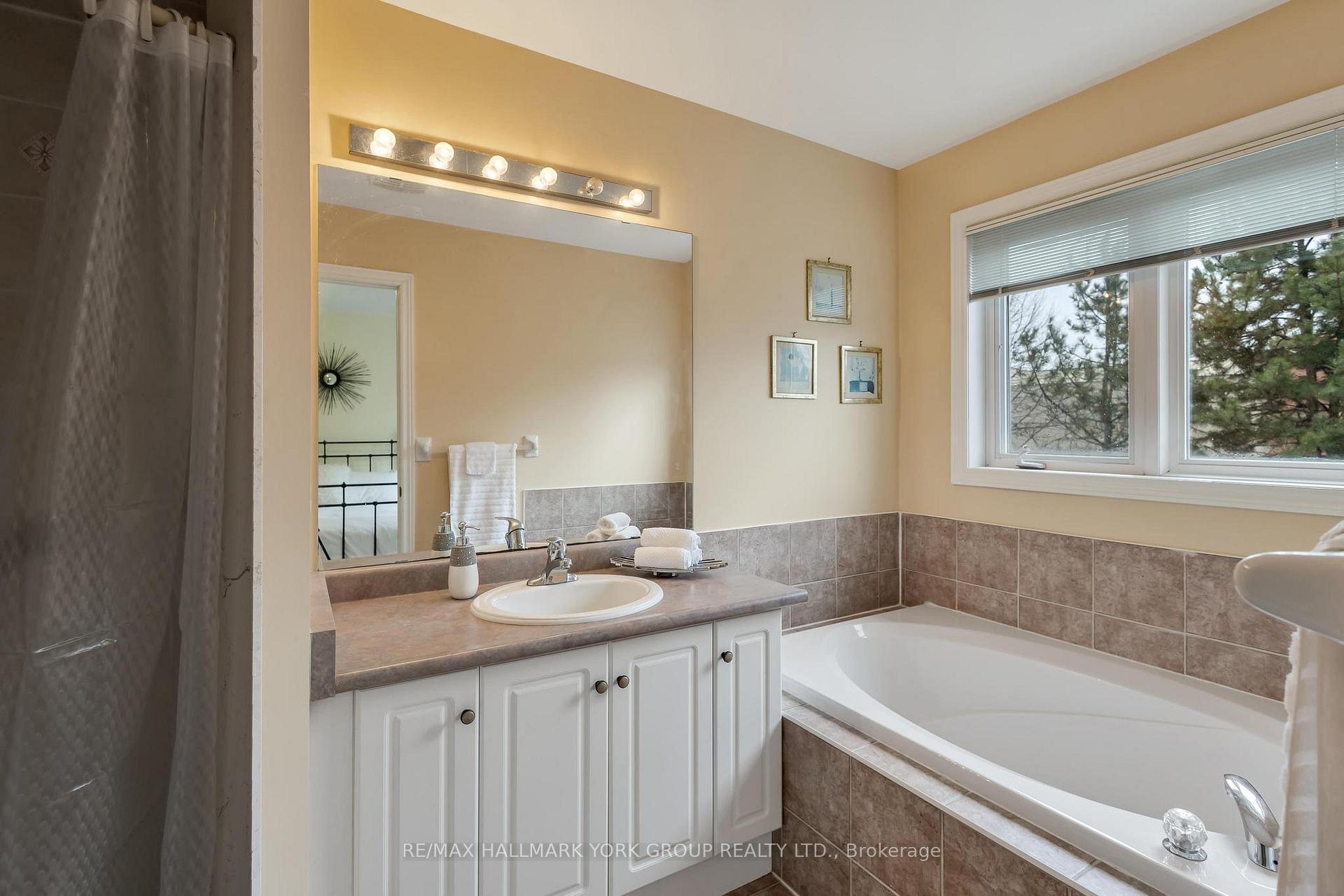 Photo 2 of 27 Baywell Crescent, Aurora, Bayview Wellington — HOMEH