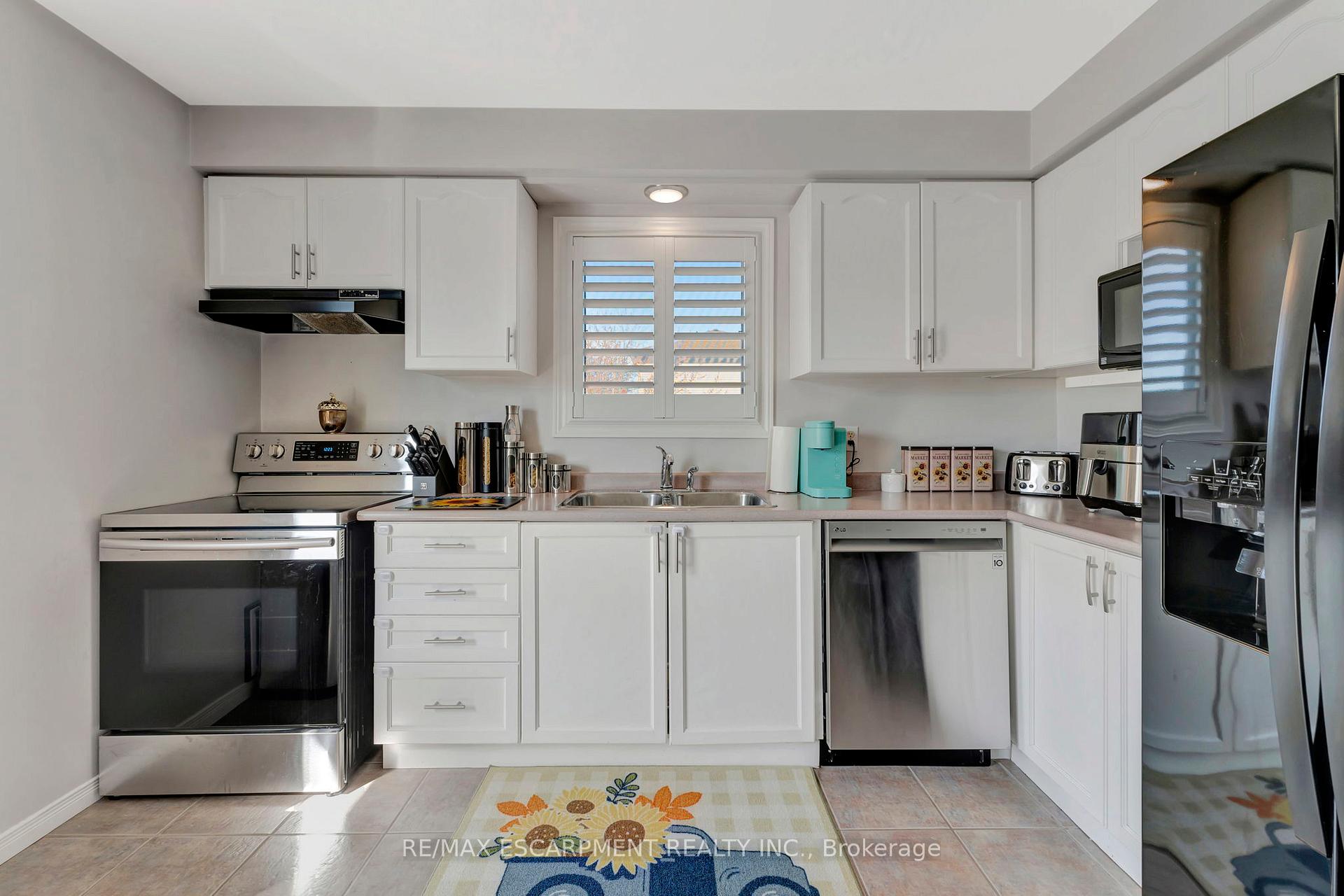 Photo 4 of 38 Celtic Drive, Haldimand — HOMEH