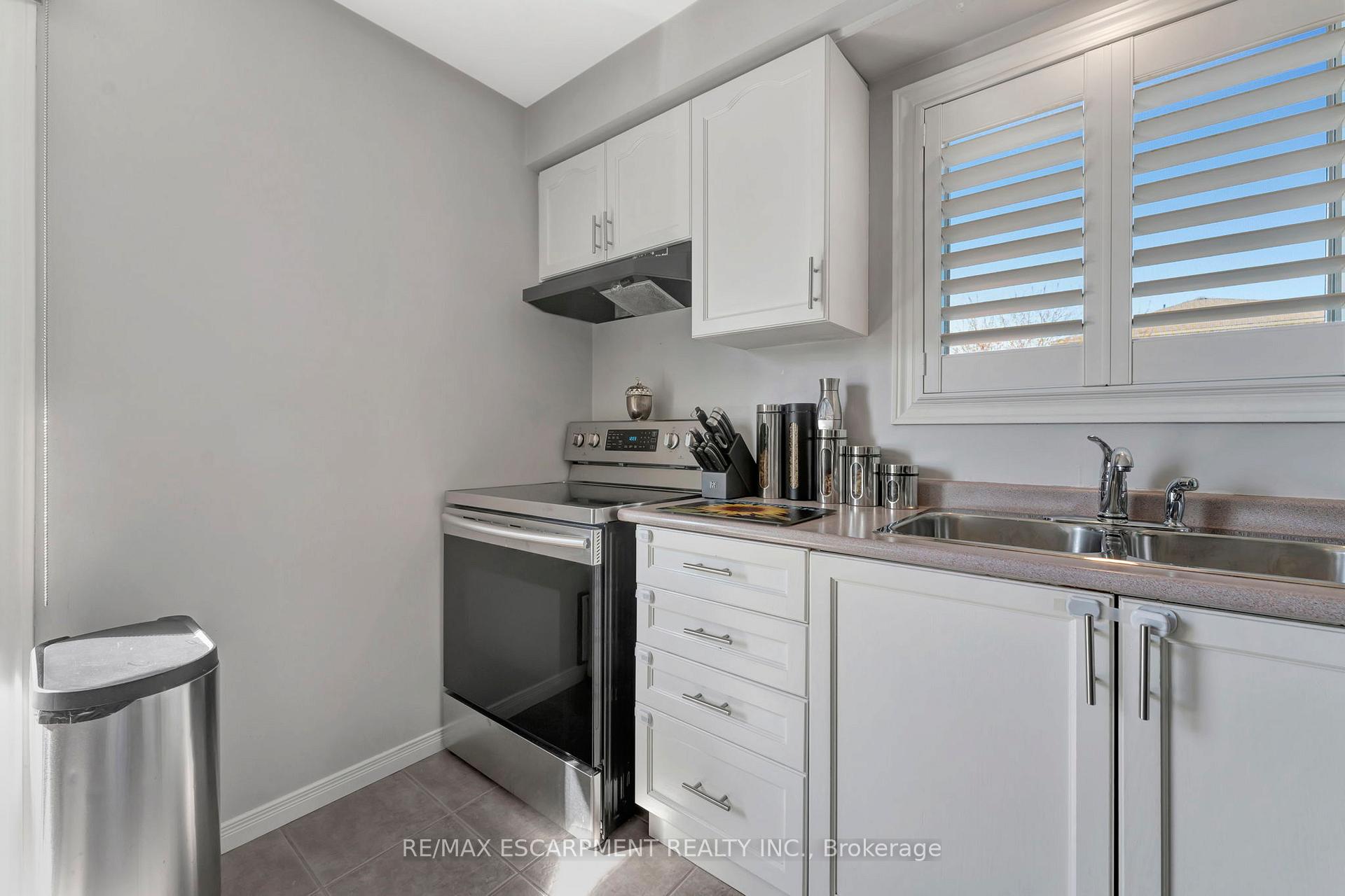 Photo 9 of 38 Celtic Drive, Haldimand — HOMEH