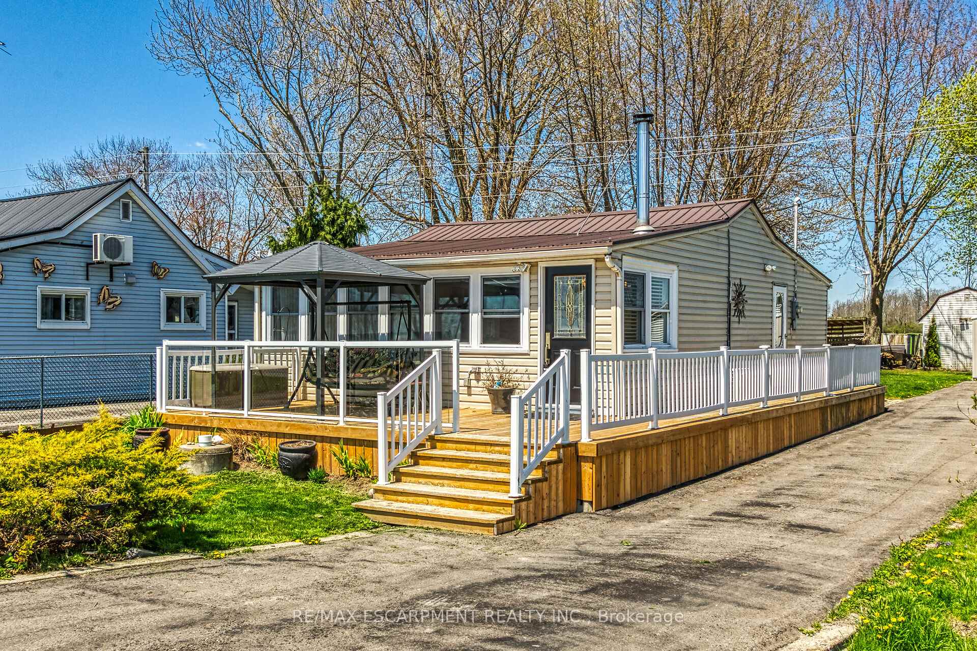 Front of 1325 Lakeshore Road