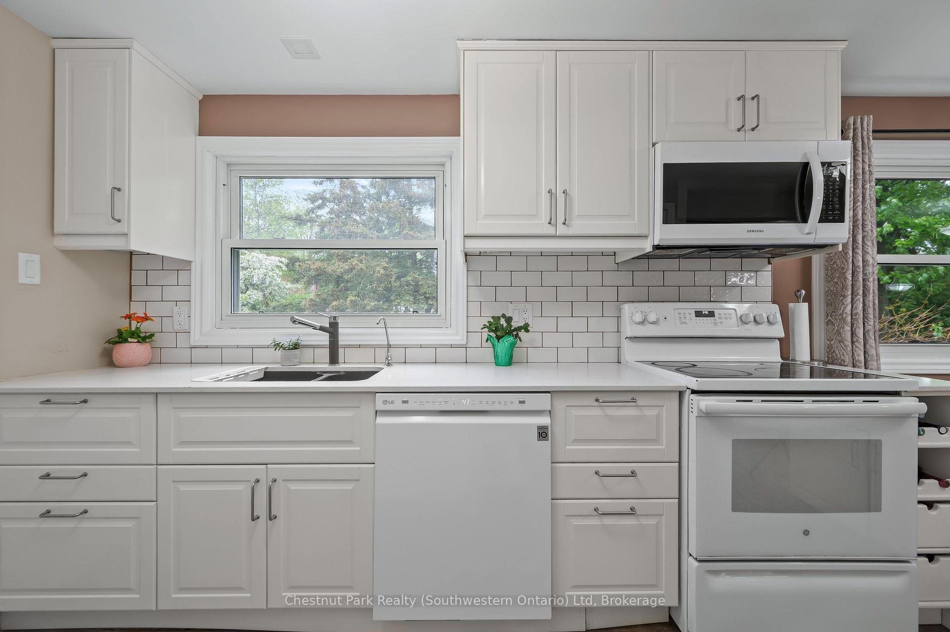Photo 11 of 582 Kortright Road W, Guelph, Kortright West — HOMEH