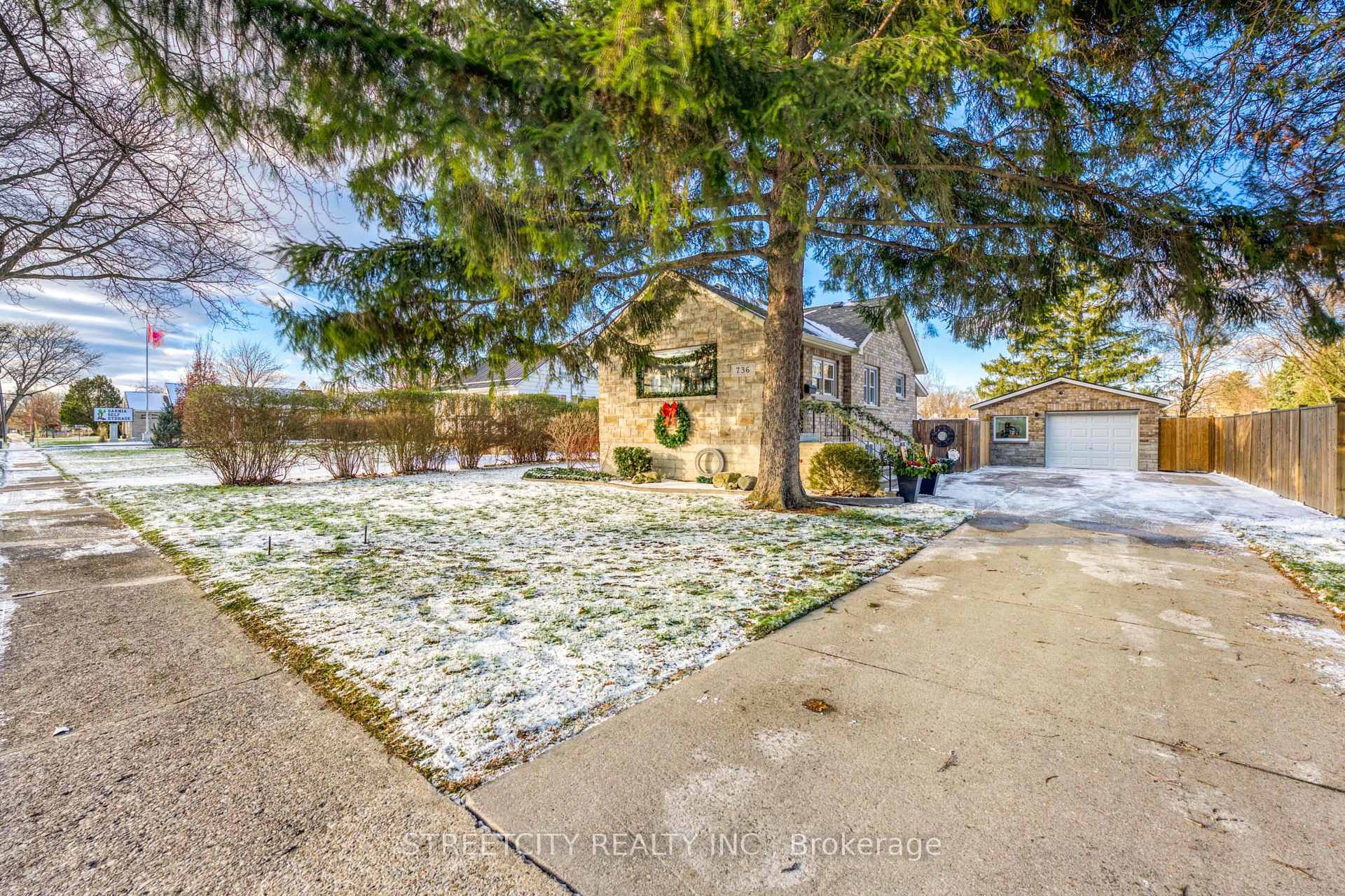 Photo 11 of 736 Devine Street, Sarnia — HOMEH