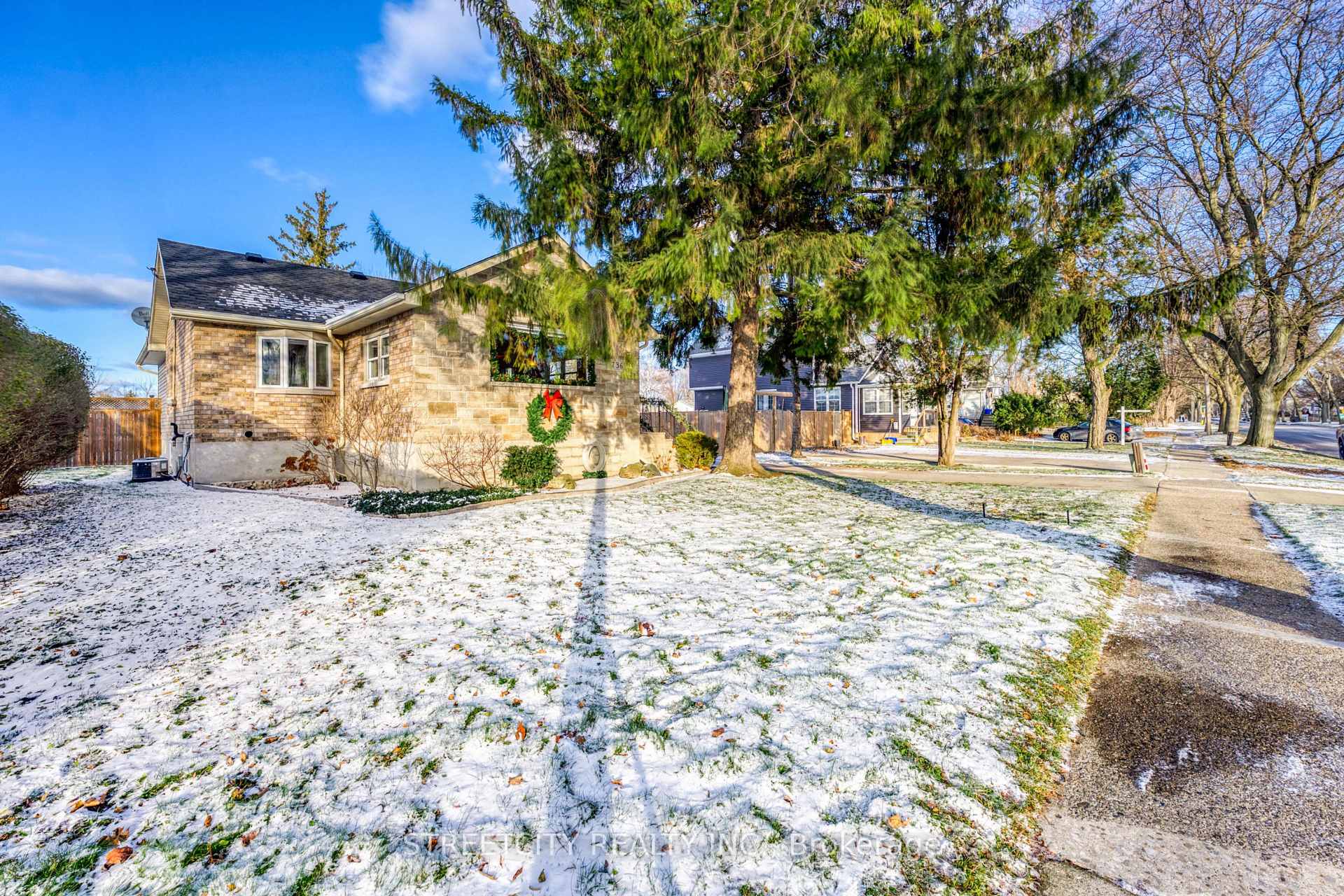 Photo 7 of 736 Devine Street, Sarnia — HOMEH