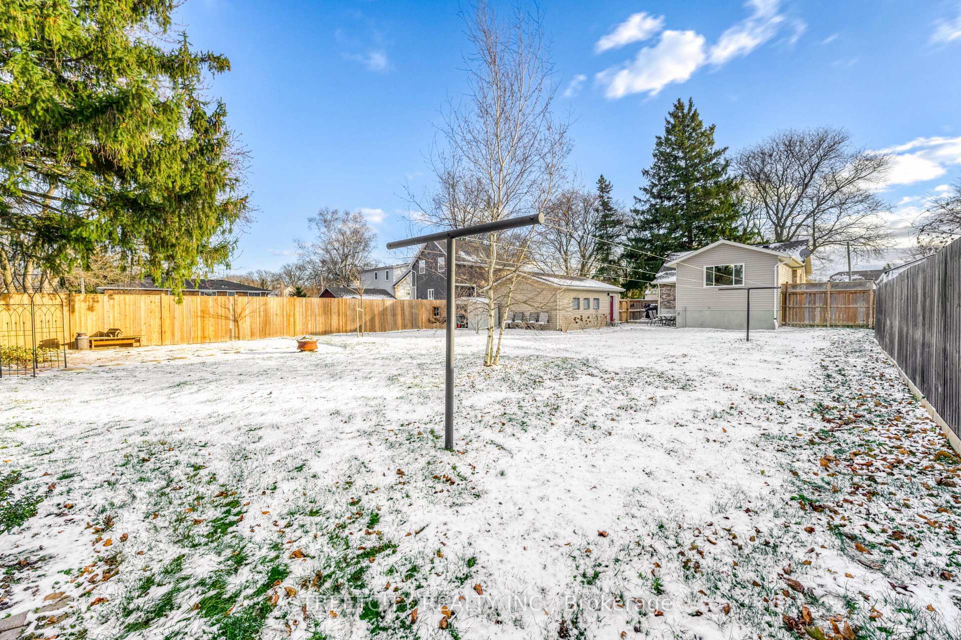 Photo 17 of 736 Devine Street, Sarnia — HOMEH