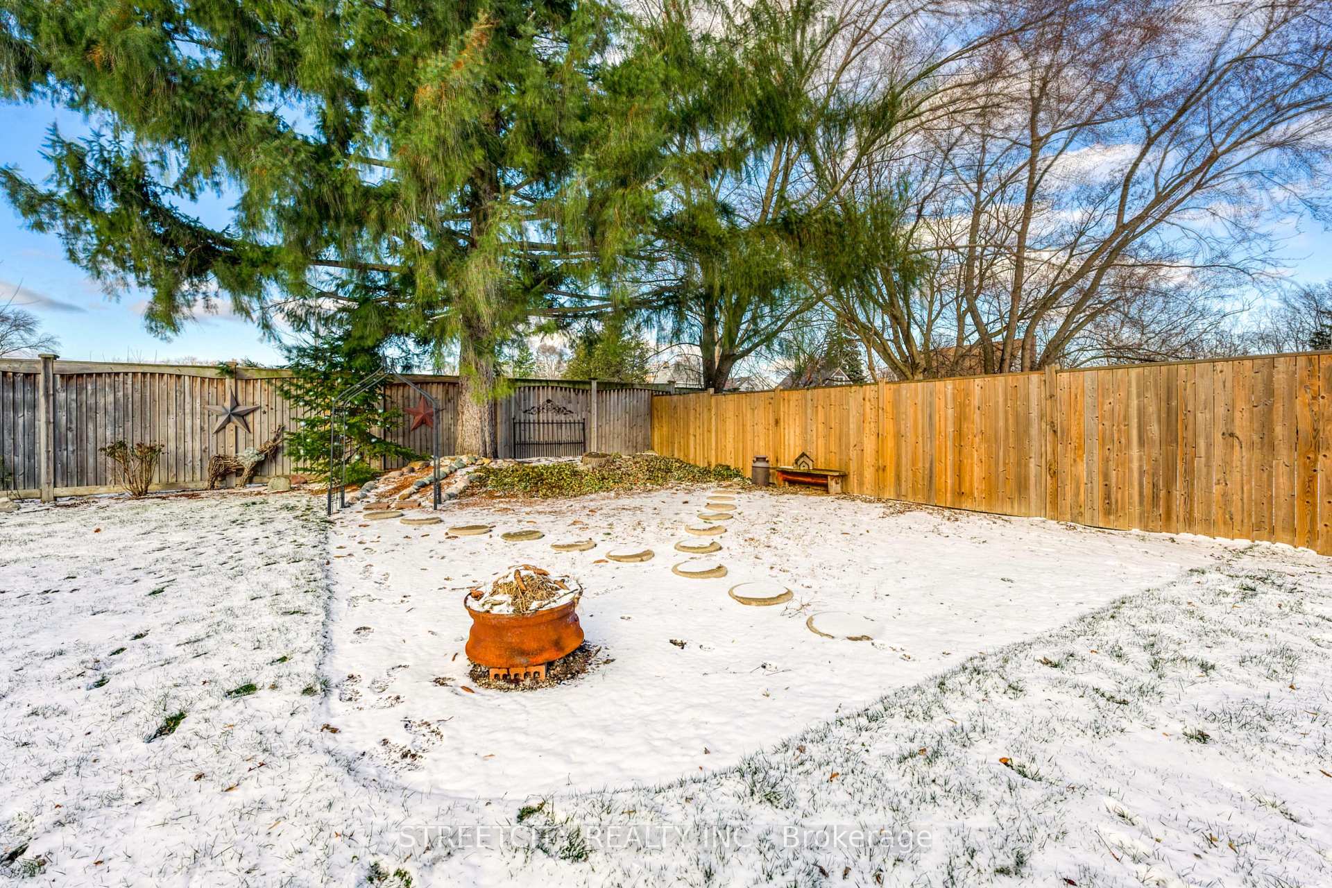 Photo 13 of 736 Devine Street, Sarnia — HOMEH