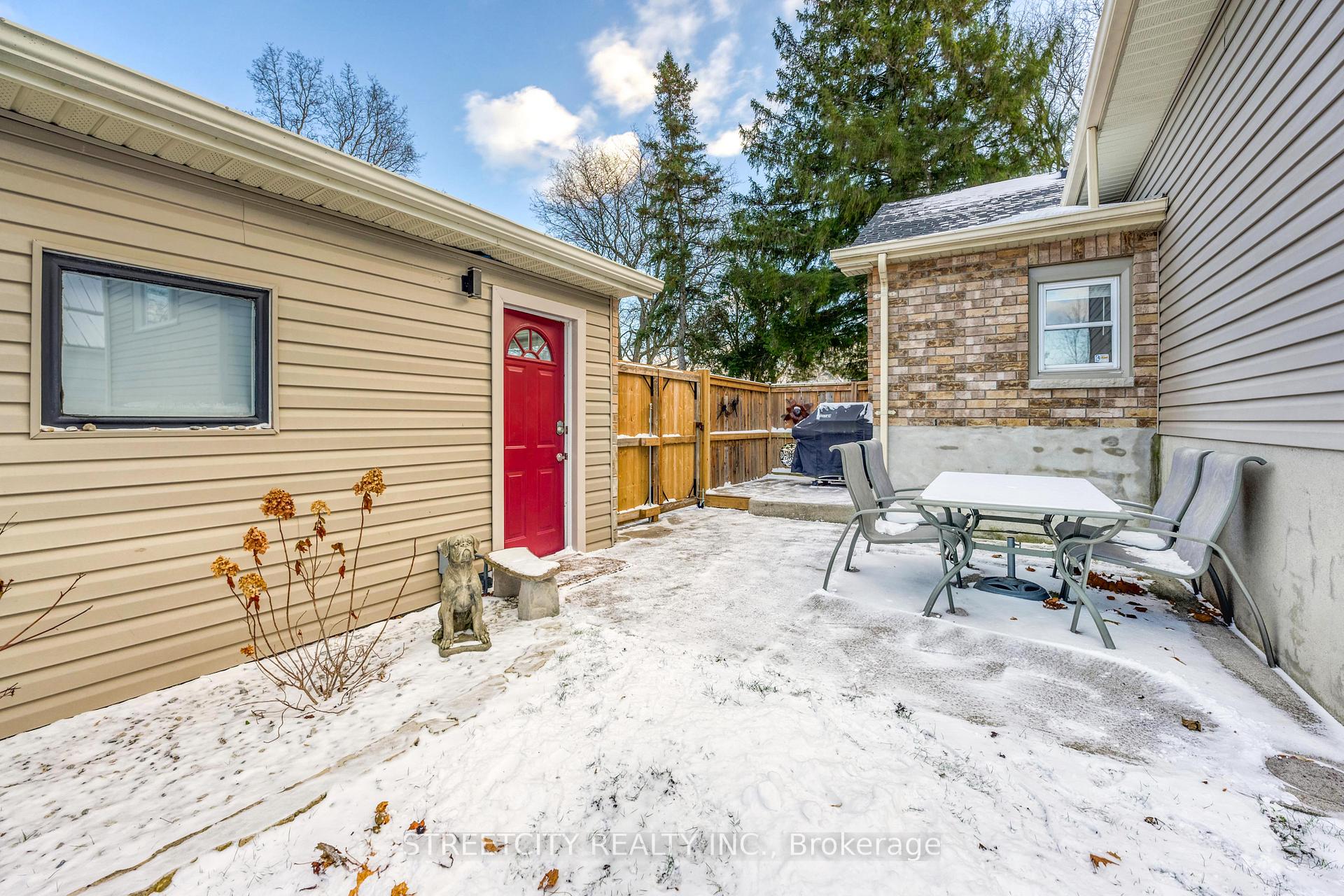 Photo 9 of 736 Devine Street, Sarnia — HOMEH