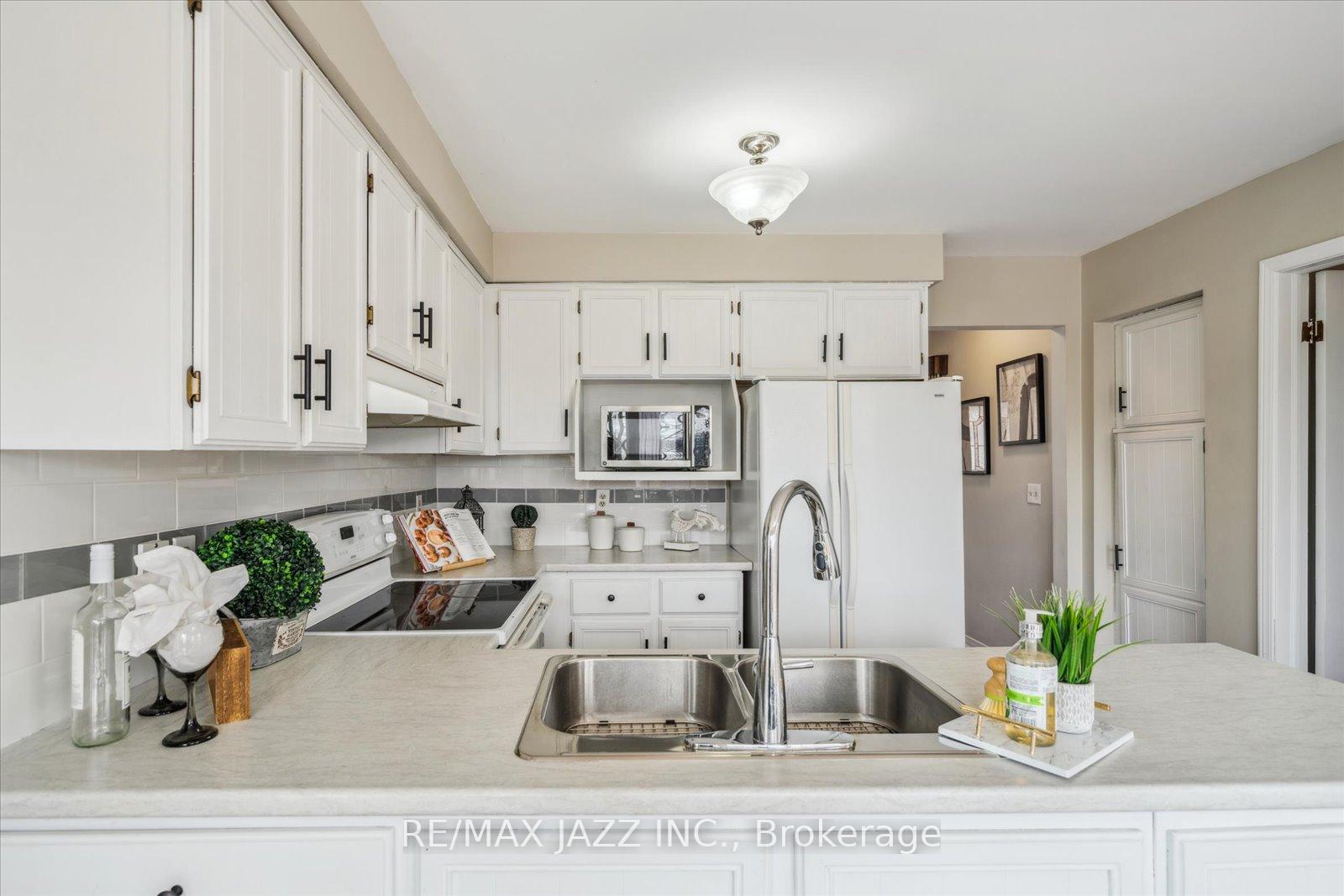 Photo 8 of 63 Pinedale Crescent, Clarington, Courtice — HOMEH