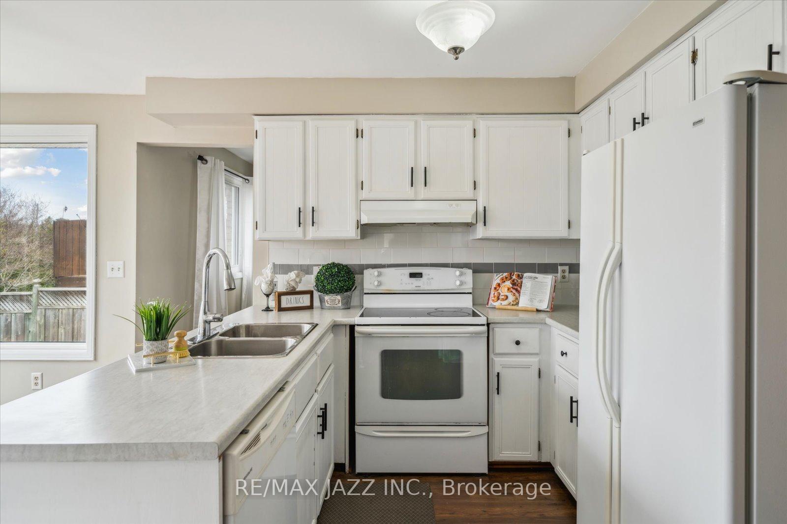 Photo 14 of 63 Pinedale Crescent, Clarington, Courtice — HOMEH