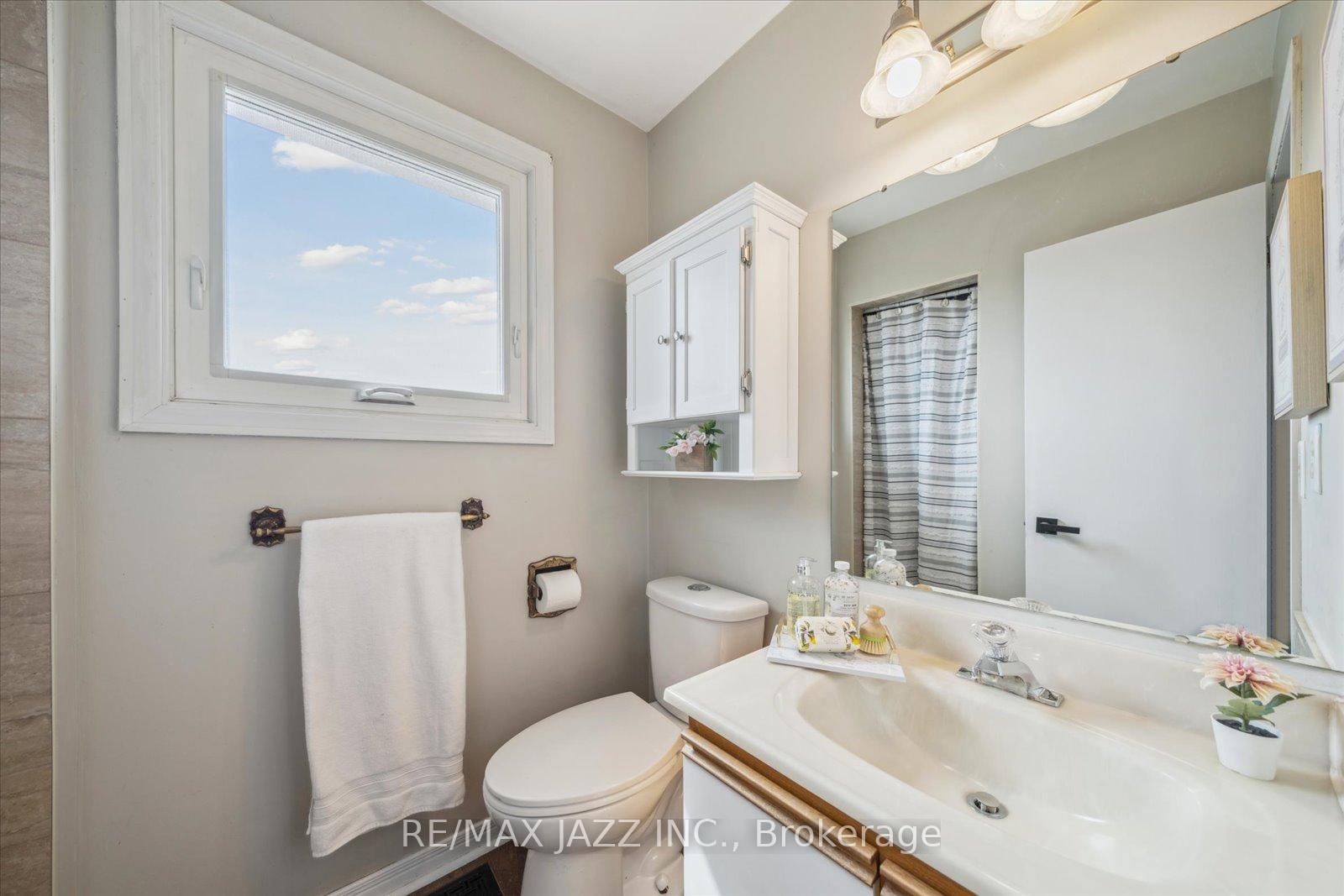 Photo 24 of 63 Pinedale Crescent, Clarington, Courtice — HOMEH