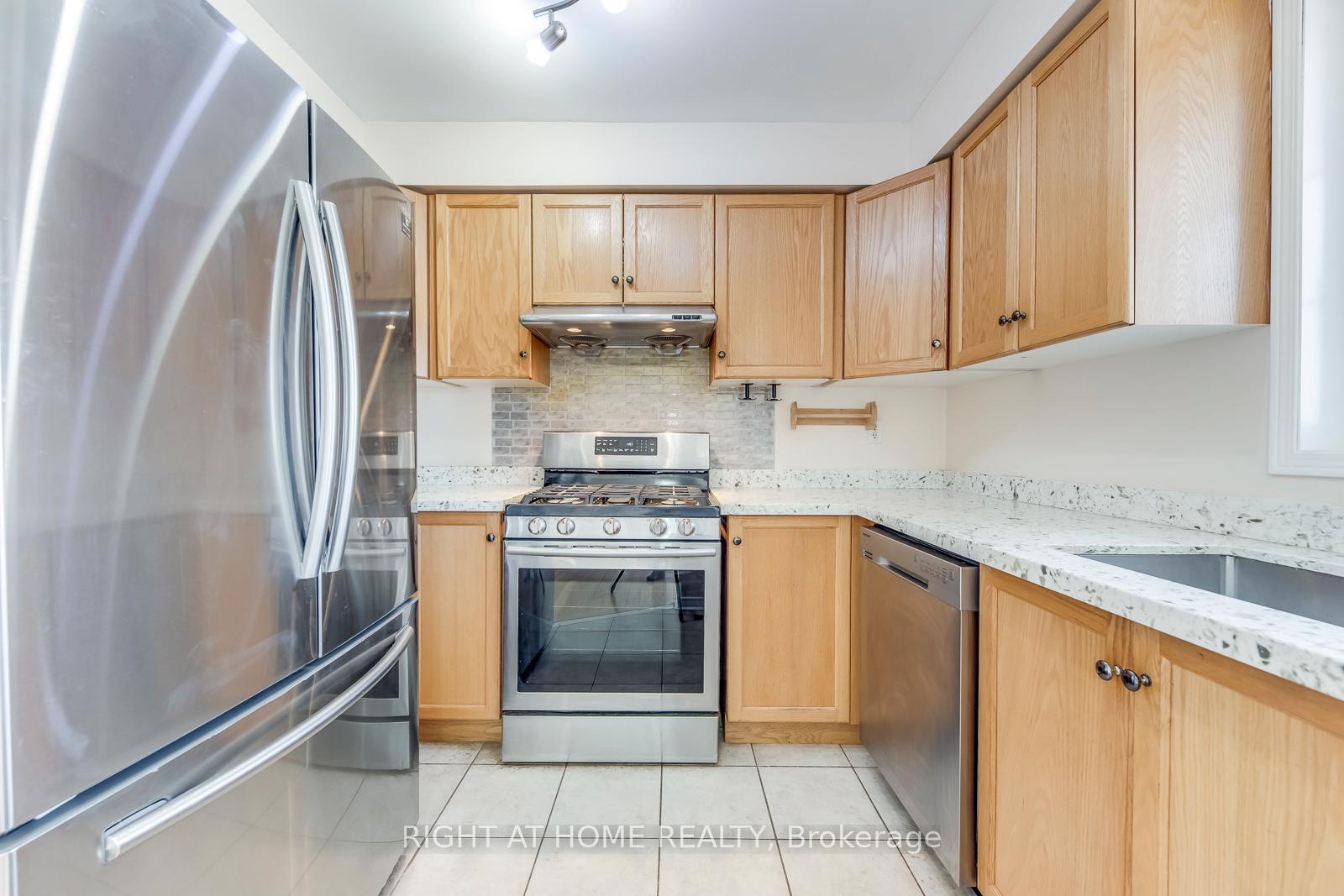 Photo 15 of 26 Oglevie Drive, Whitby, Pringle Creek — HOMEH