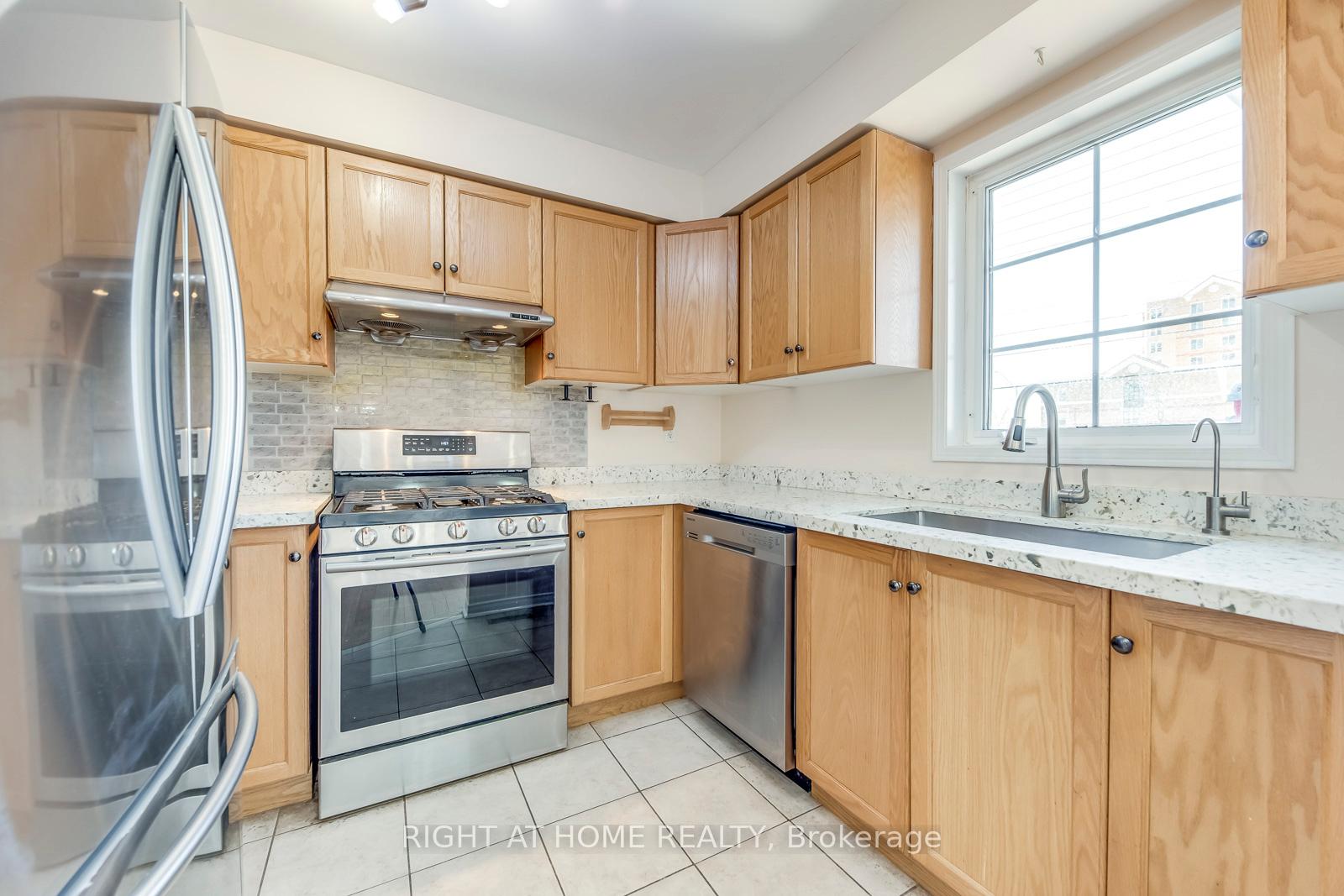 Photo 8 of 26 Oglevie Drive, Whitby, Pringle Creek — HOMEH