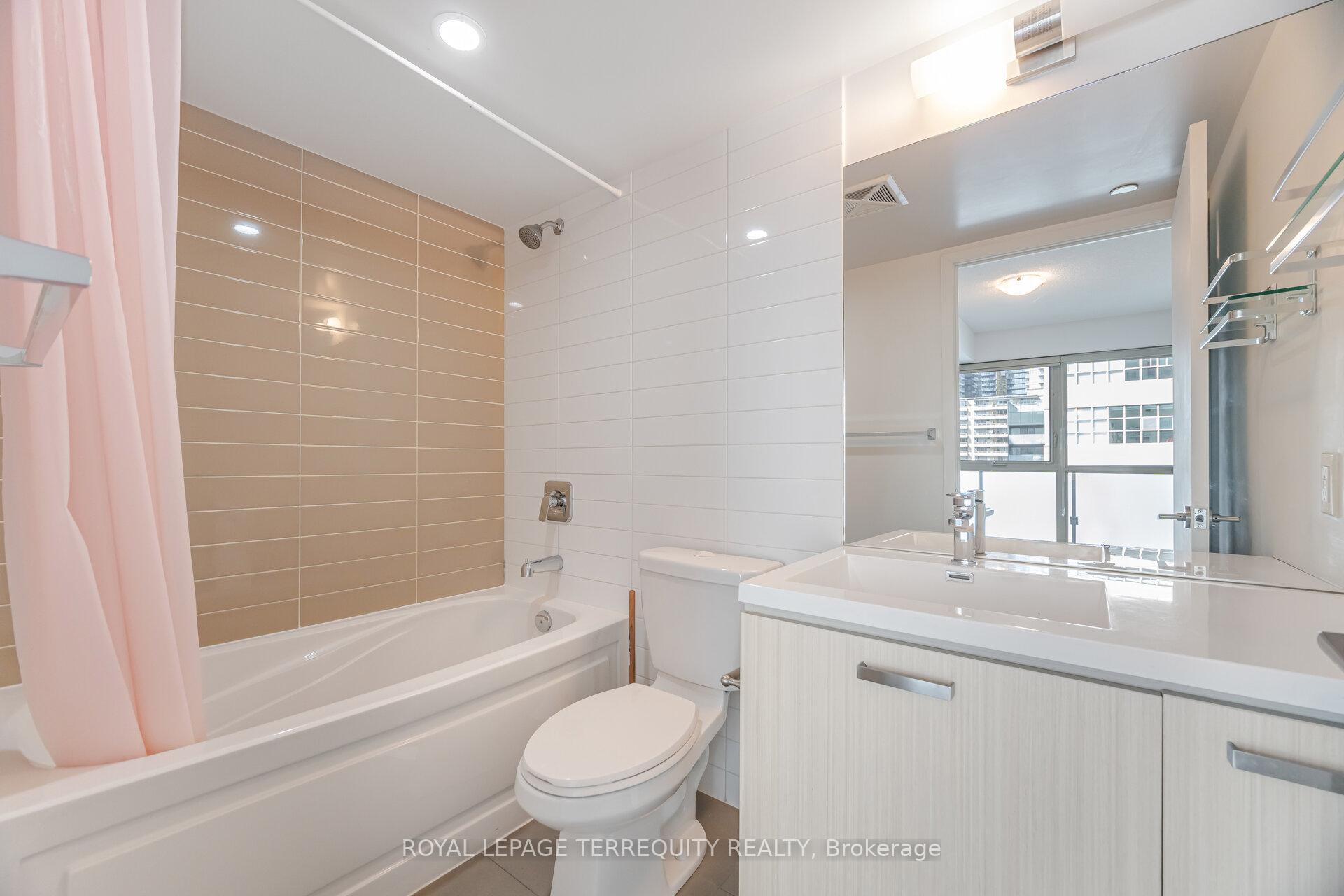Photo 2 of Unit 405, 125 Redpath Avenue, Toronto, Mount Pleasant West — HOMEH