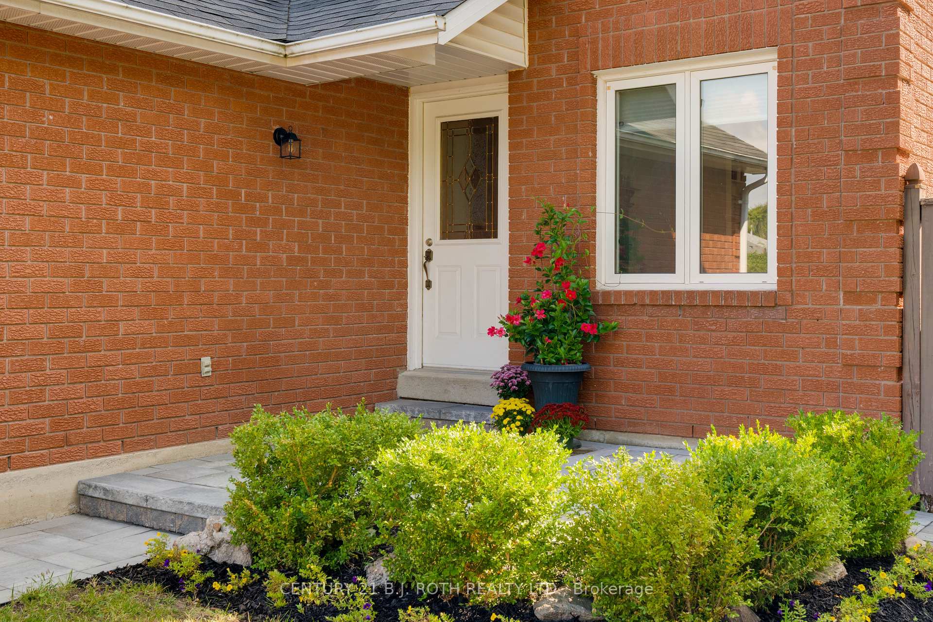 Photo 8 of 83 Geddes Crescent, Barrie, Northwest — HOMEH