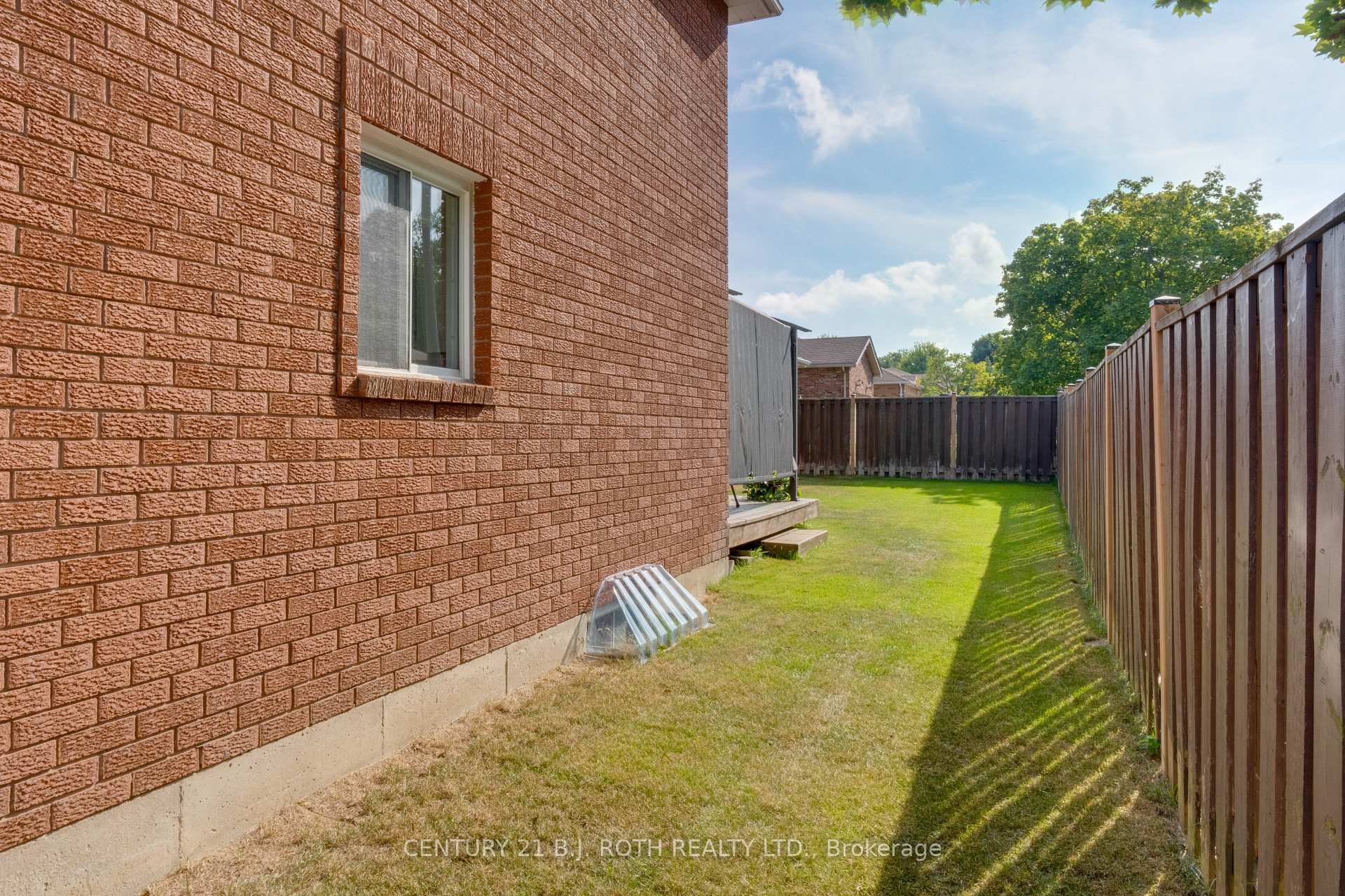 Photo 10 of 83 Geddes Crescent, Barrie, Northwest — HOMEH