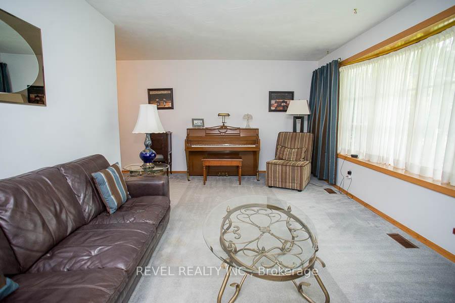 Photo 4 of 15 Sprucehill Drive, Brantford — HOMEH