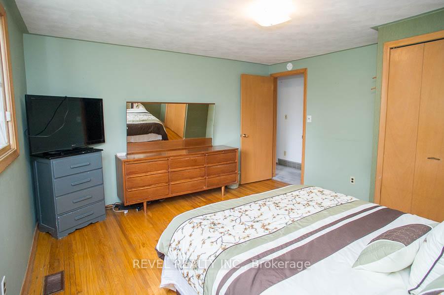 Photo 12 of 15 Sprucehill Drive, Brantford — HOMEH