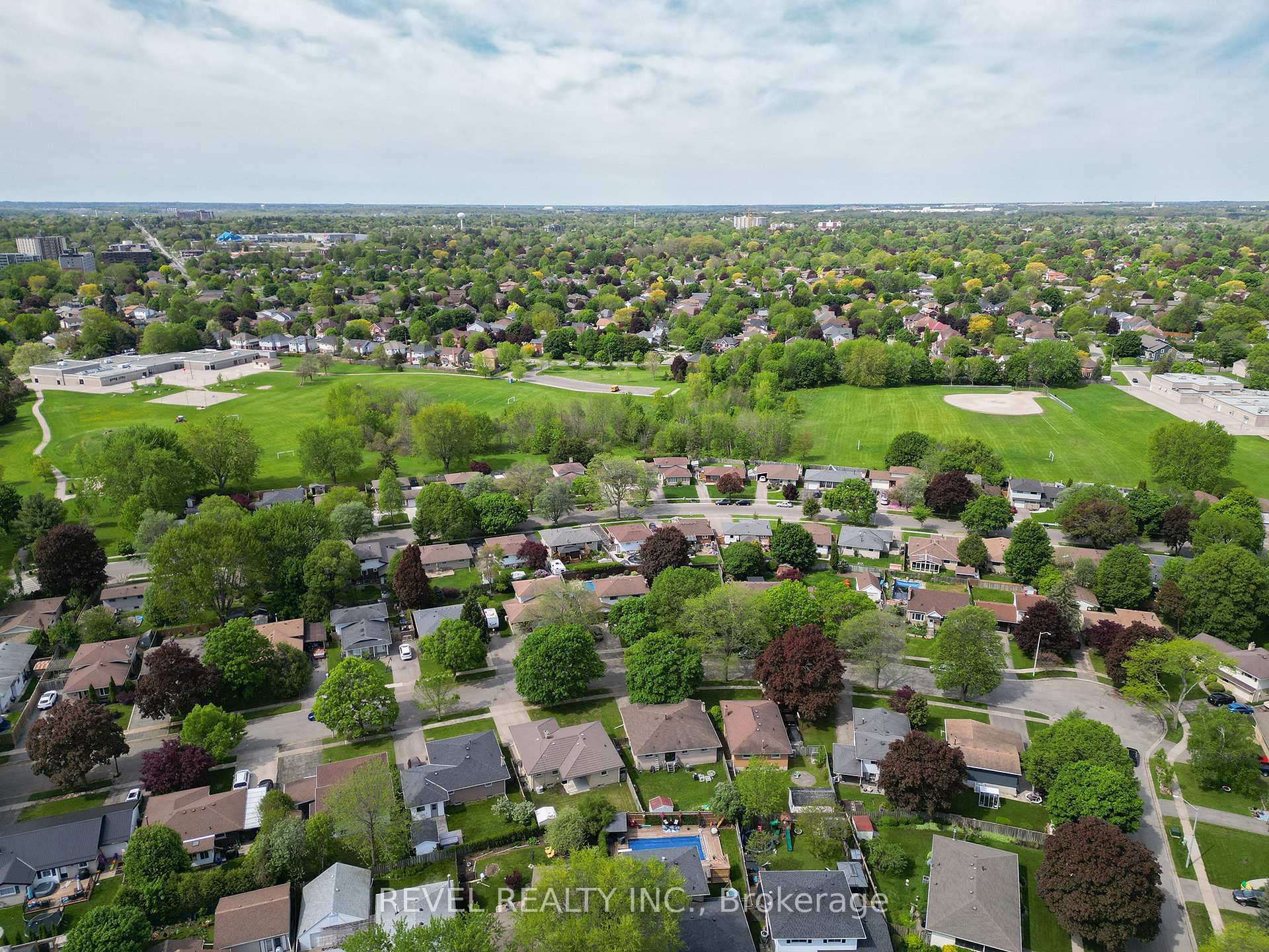 Photo 30 of 15 Sprucehill Drive, Brantford — HOMEH
