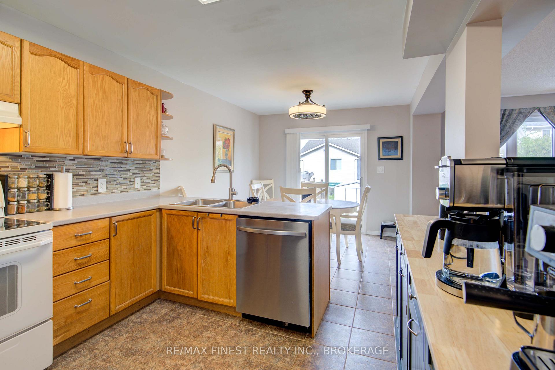 Photo 14 of 586 Freeman Crescent, Kingston, Kingston East (Incl Barret Crt) — HOMEH