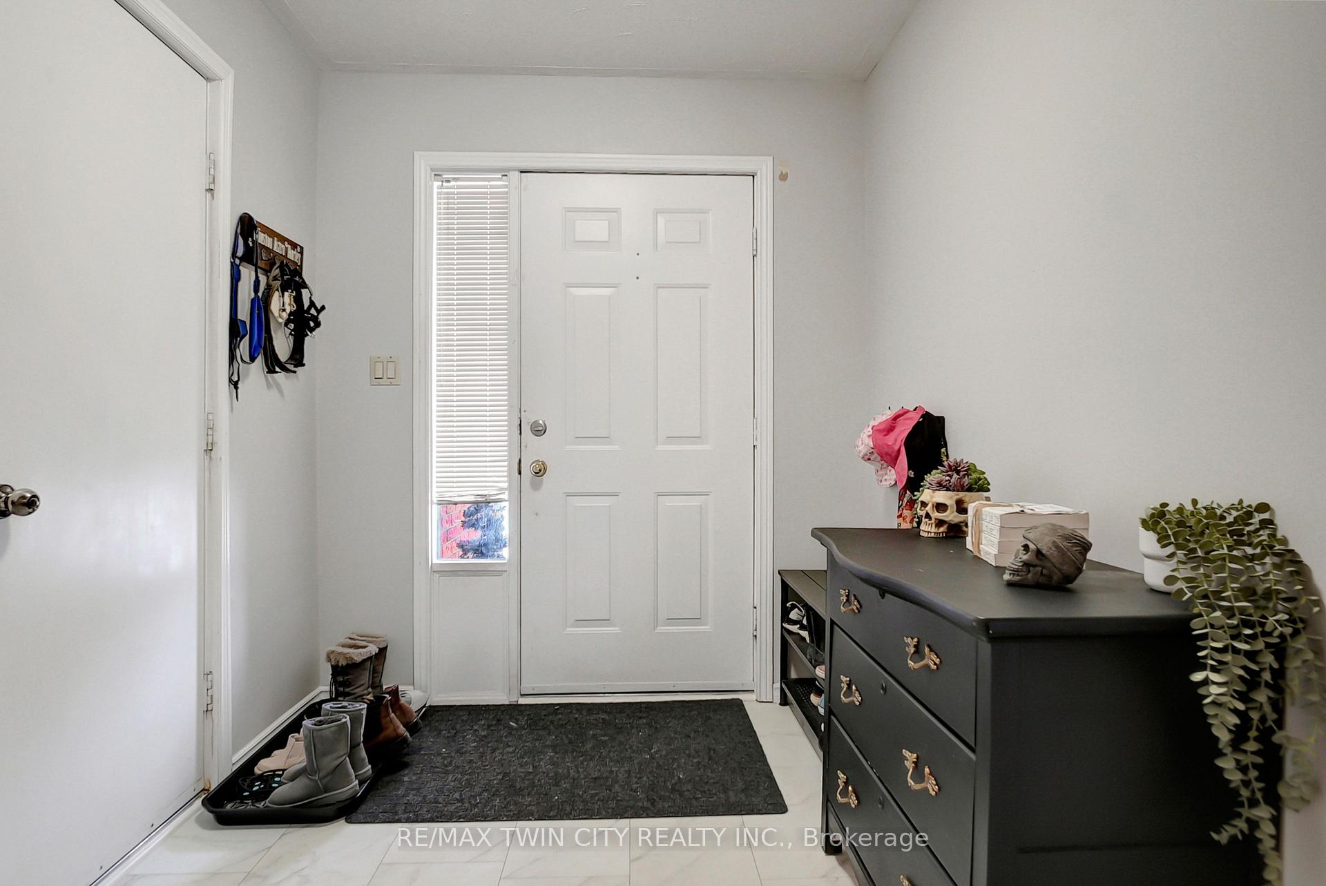 Photo 3 of 562 Champlain Boulevard, Cambridge — HOMEH