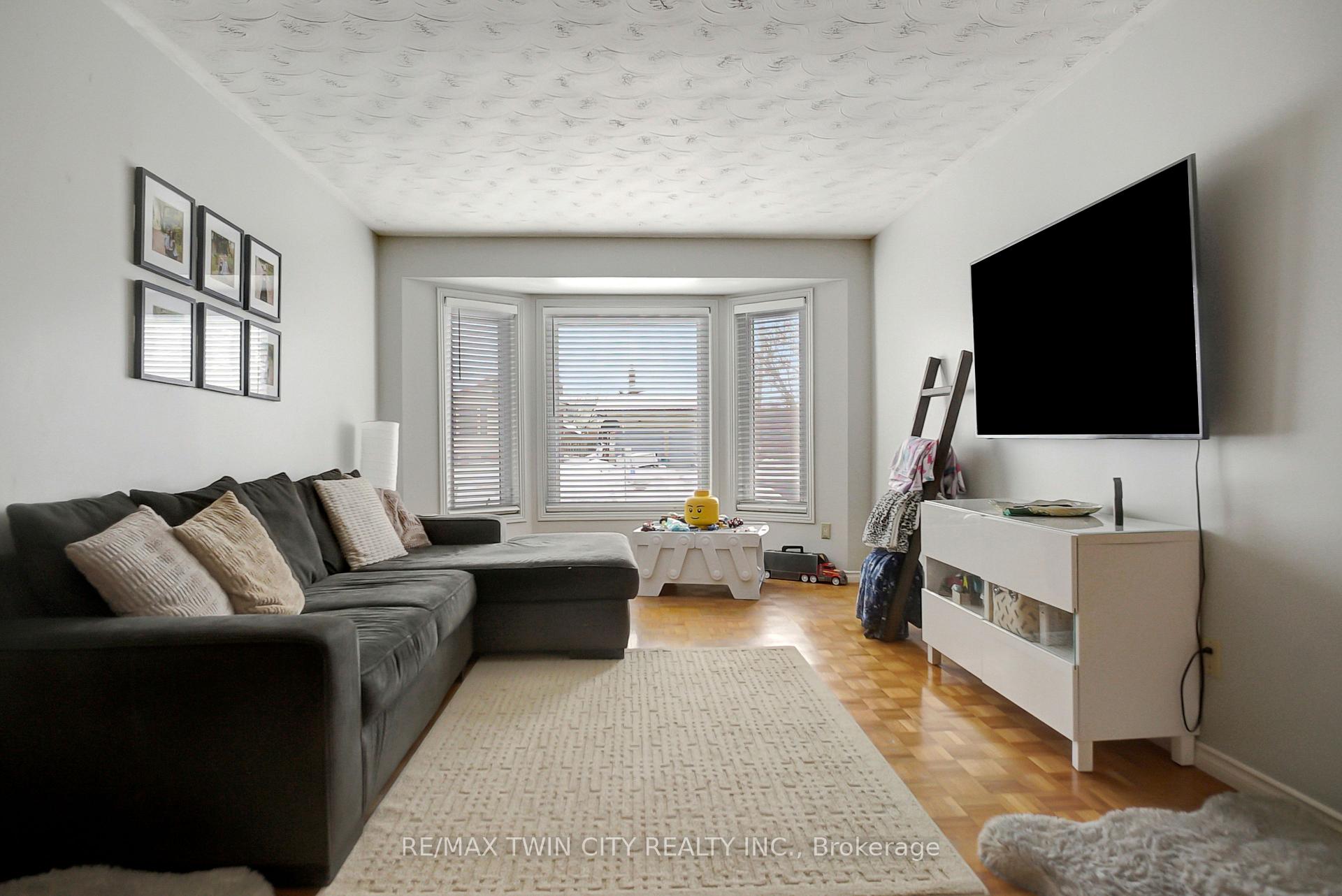 Photo 4 of 562 Champlain Boulevard, Cambridge — HOMEH