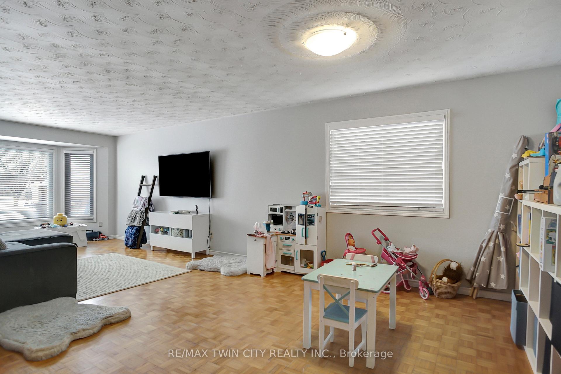 Photo 6 of 562 Champlain Boulevard, Cambridge — HOMEH