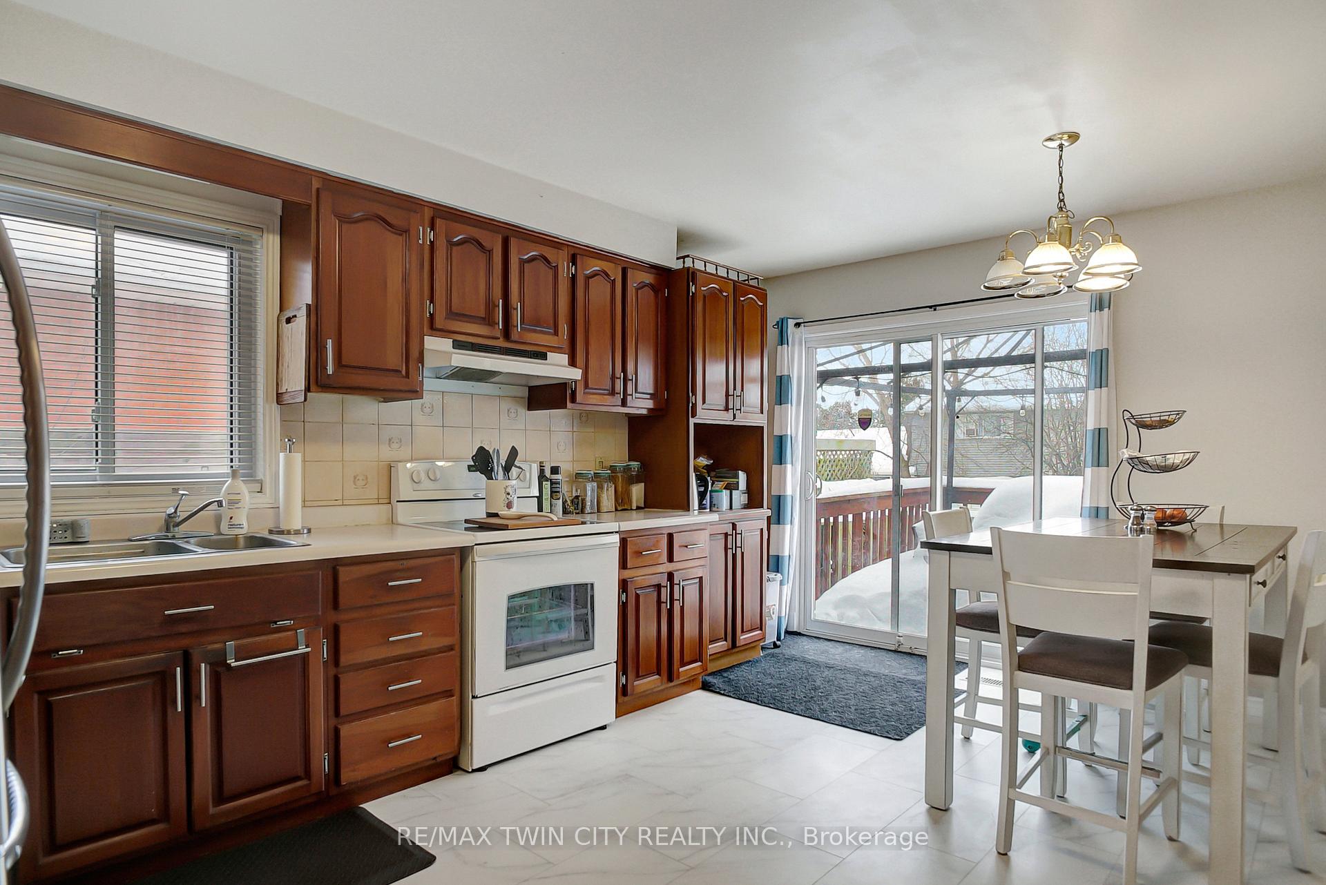 Photo 7 of 562 Champlain Boulevard, Cambridge — HOMEH
