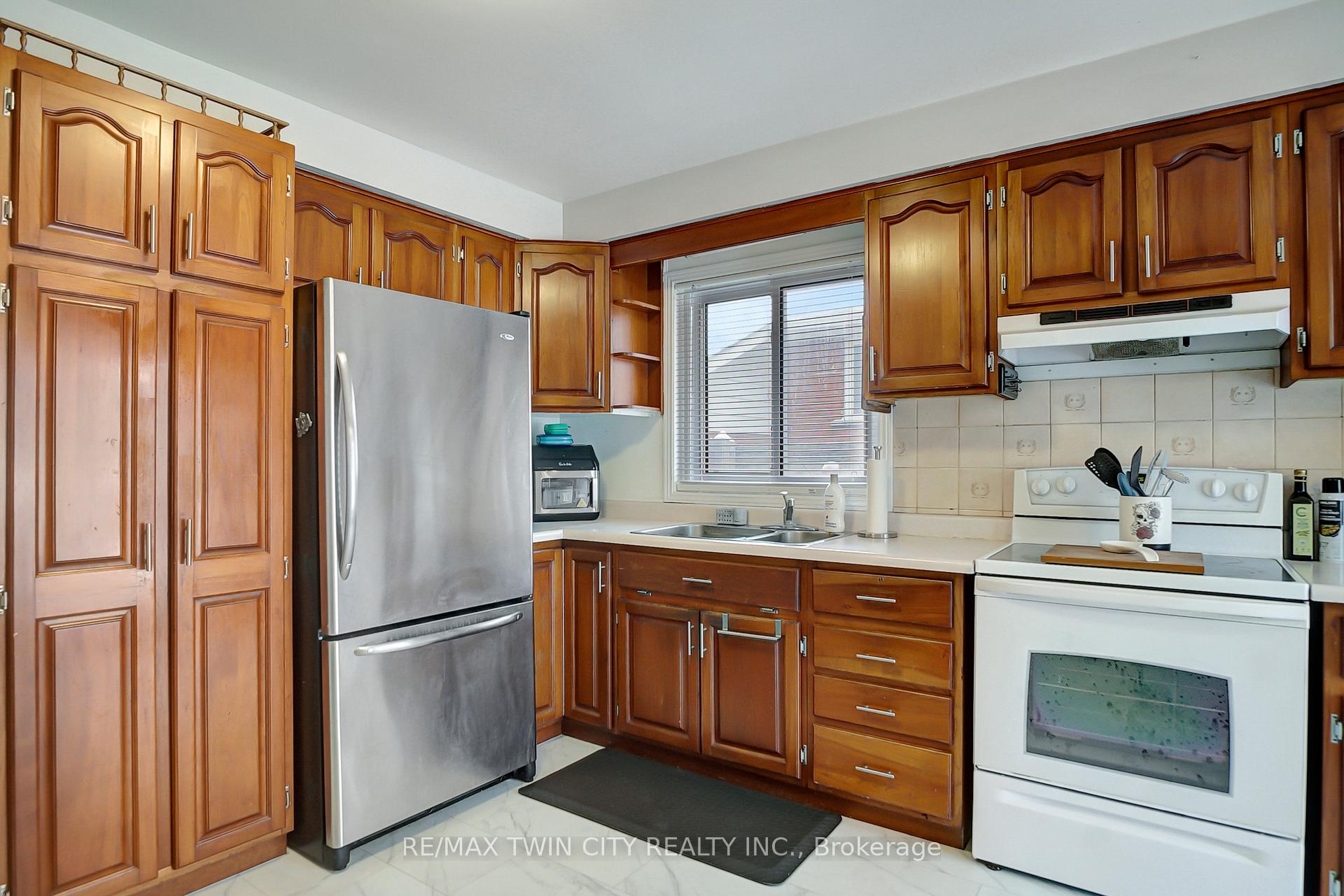 Photo 12 of 562 Champlain Boulevard, Cambridge — HOMEH