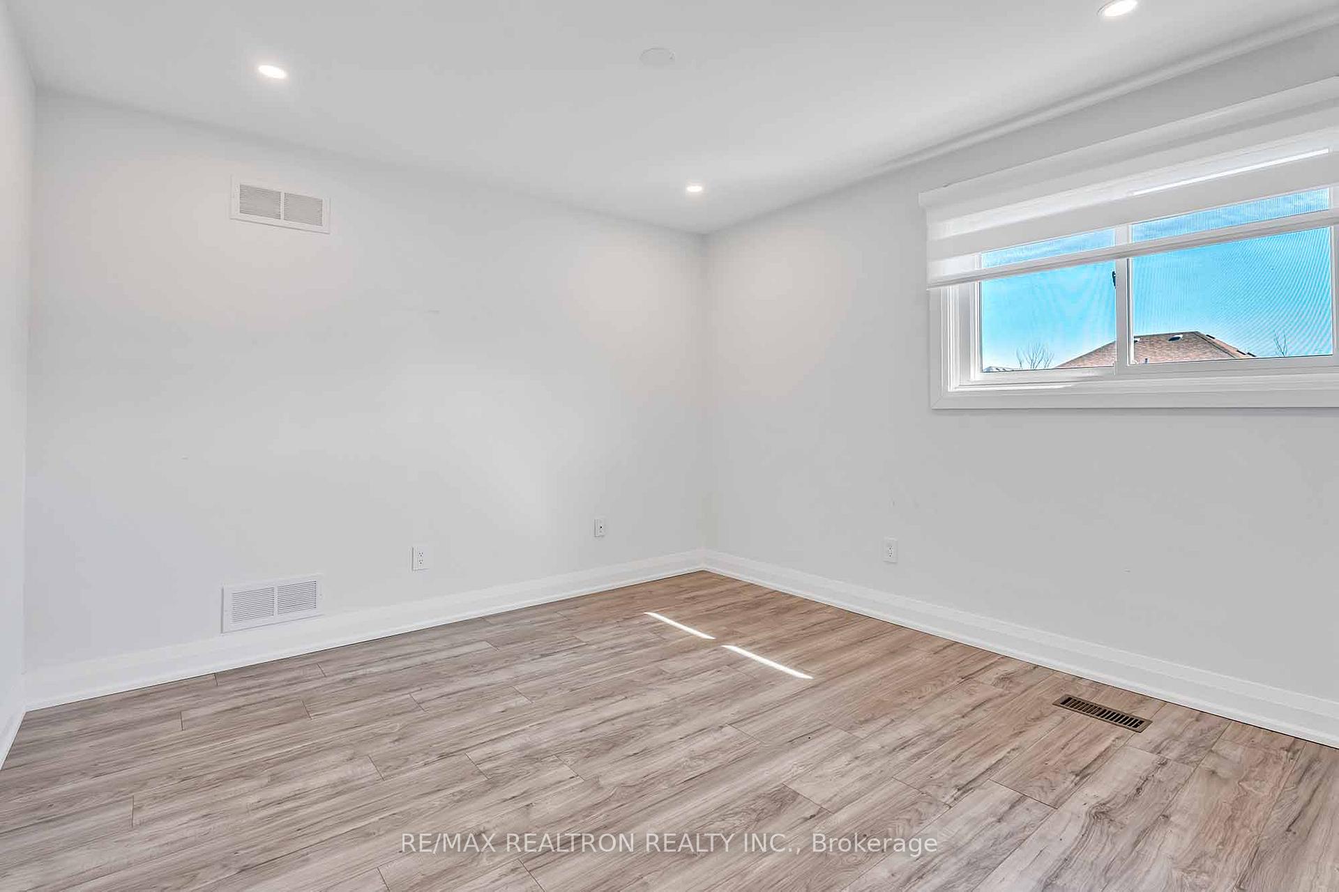 Photo 13 of 11 Baldwin Avenue, Vaughan, Concord — HOMEH