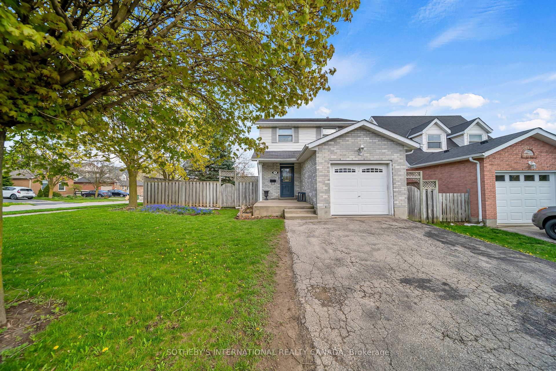 Photo 1 of 16 Moss Place, Guelph, Kortright West — HOMEH