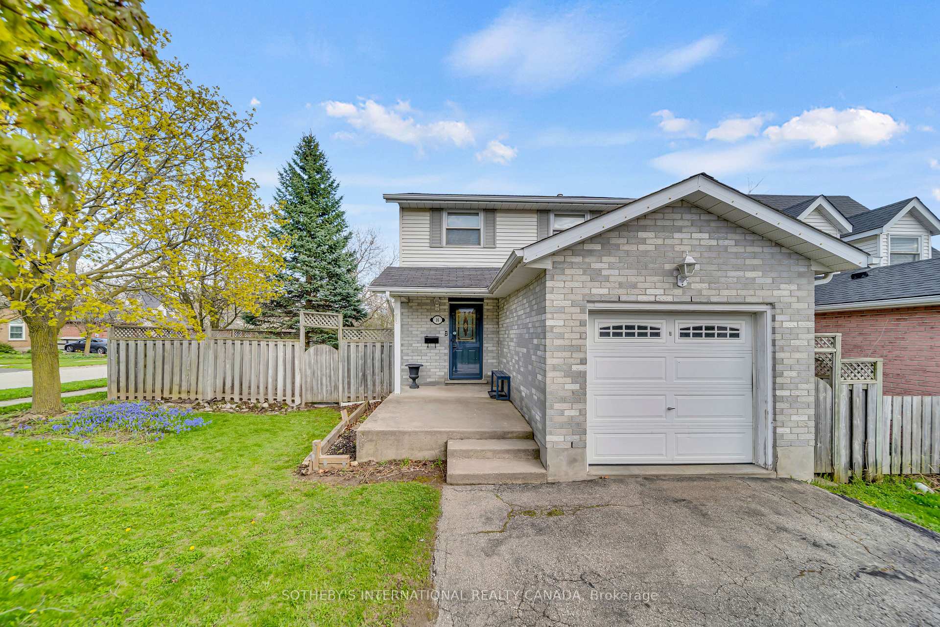 Photo 2 of 16 Moss Place, Guelph, Kortright West — HOMEH
