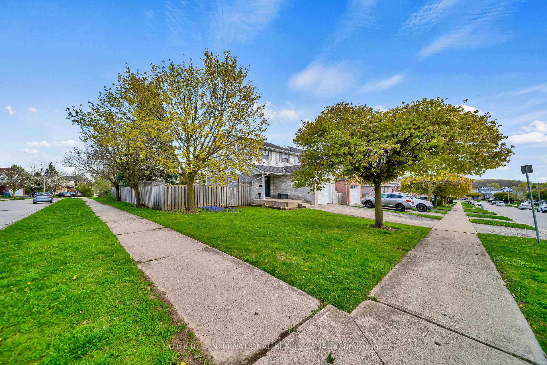 Photo 3 of 16 Moss Place, Guelph, Kortright West — HOMEH