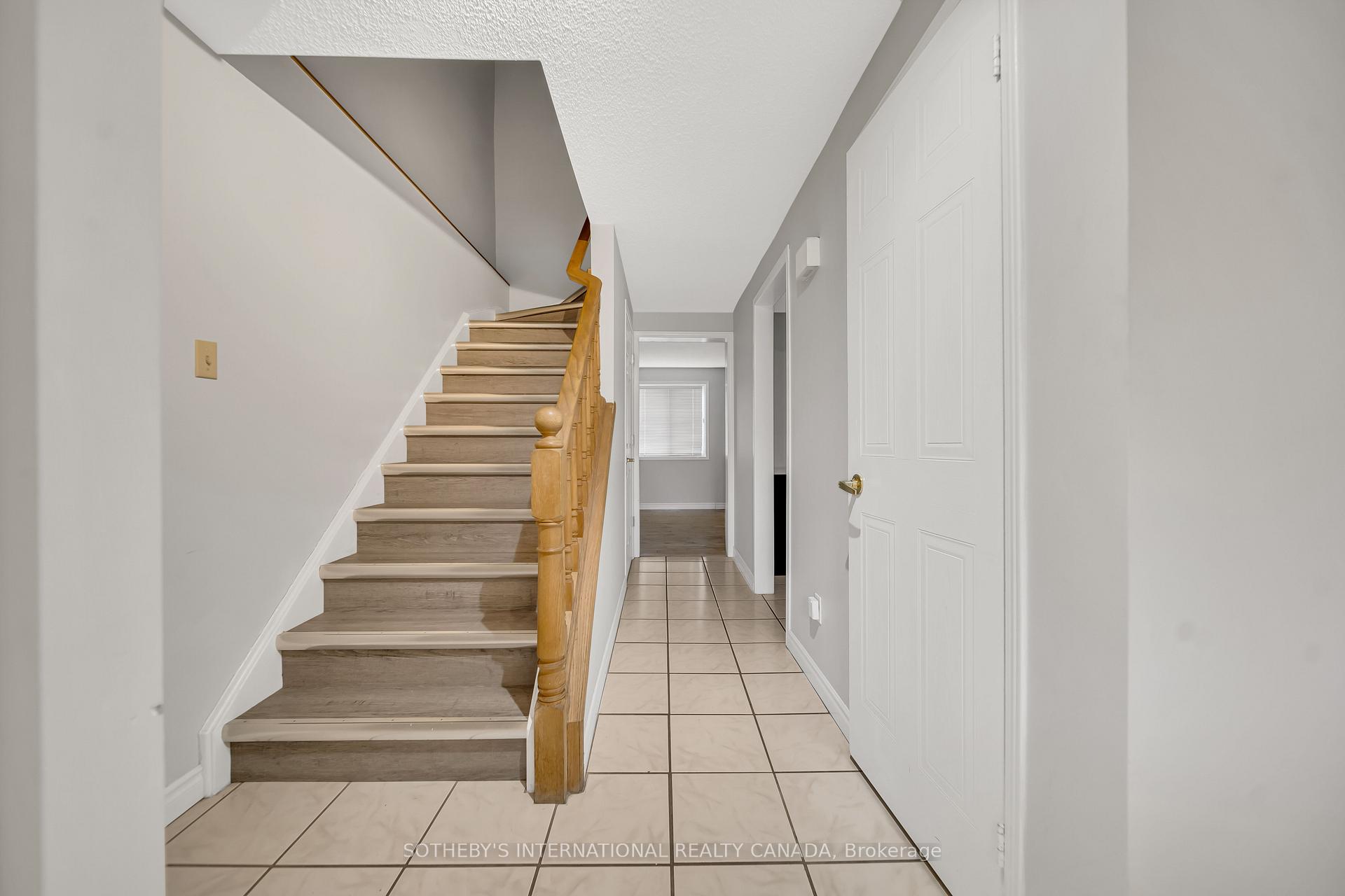 Photo 4 of 16 Moss Place, Guelph, Kortright West — HOMEH