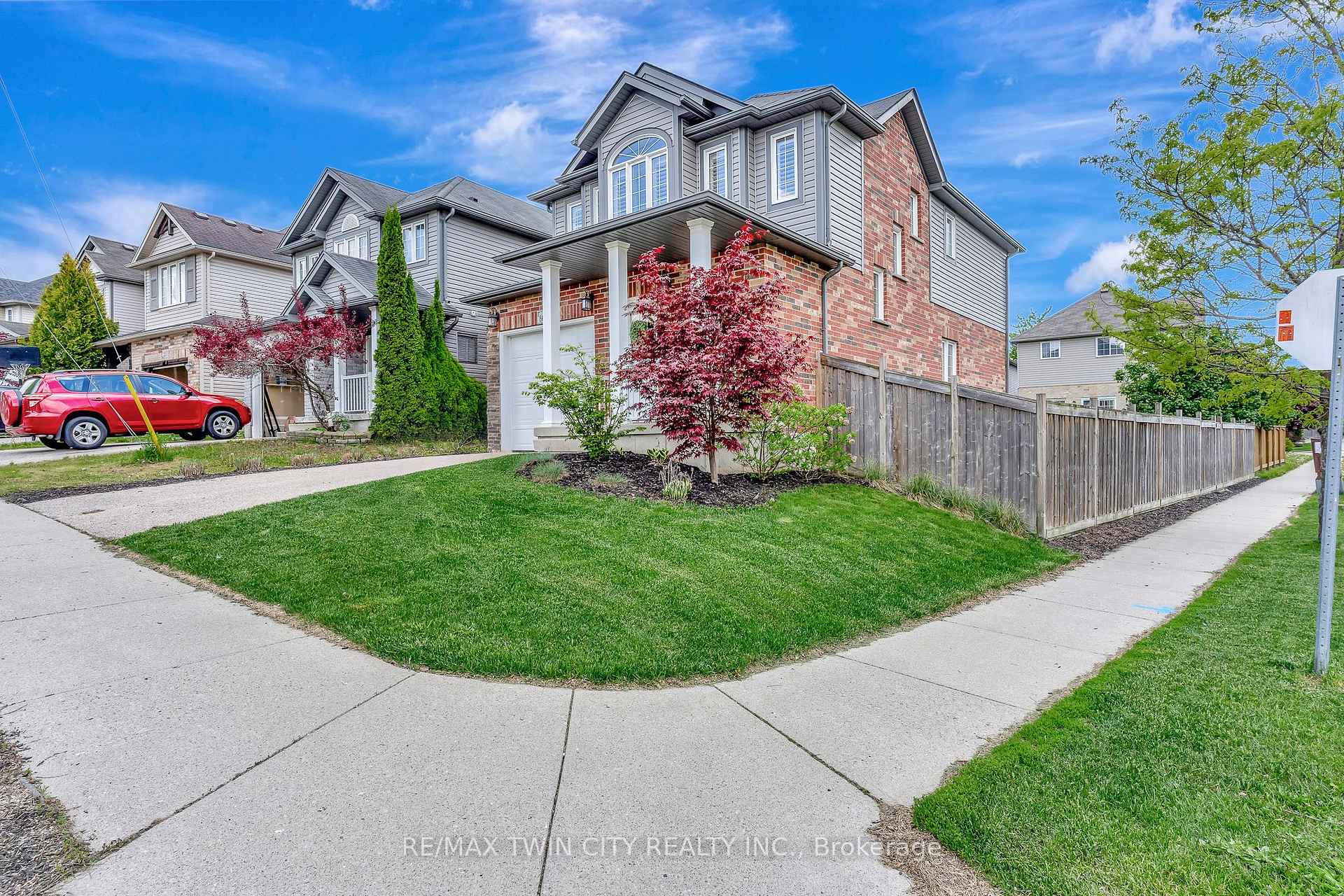 Photo 11 of 869 Laurelwood Drive, Waterloo — HOMEH