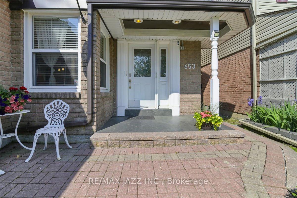 Photo 4 of 653 Cowan Circle, Pickering, Rosebank — HOMEH
