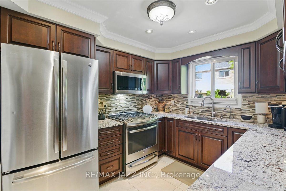 Photo 9 of 653 Cowan Circle, Pickering, Rosebank — HOMEH