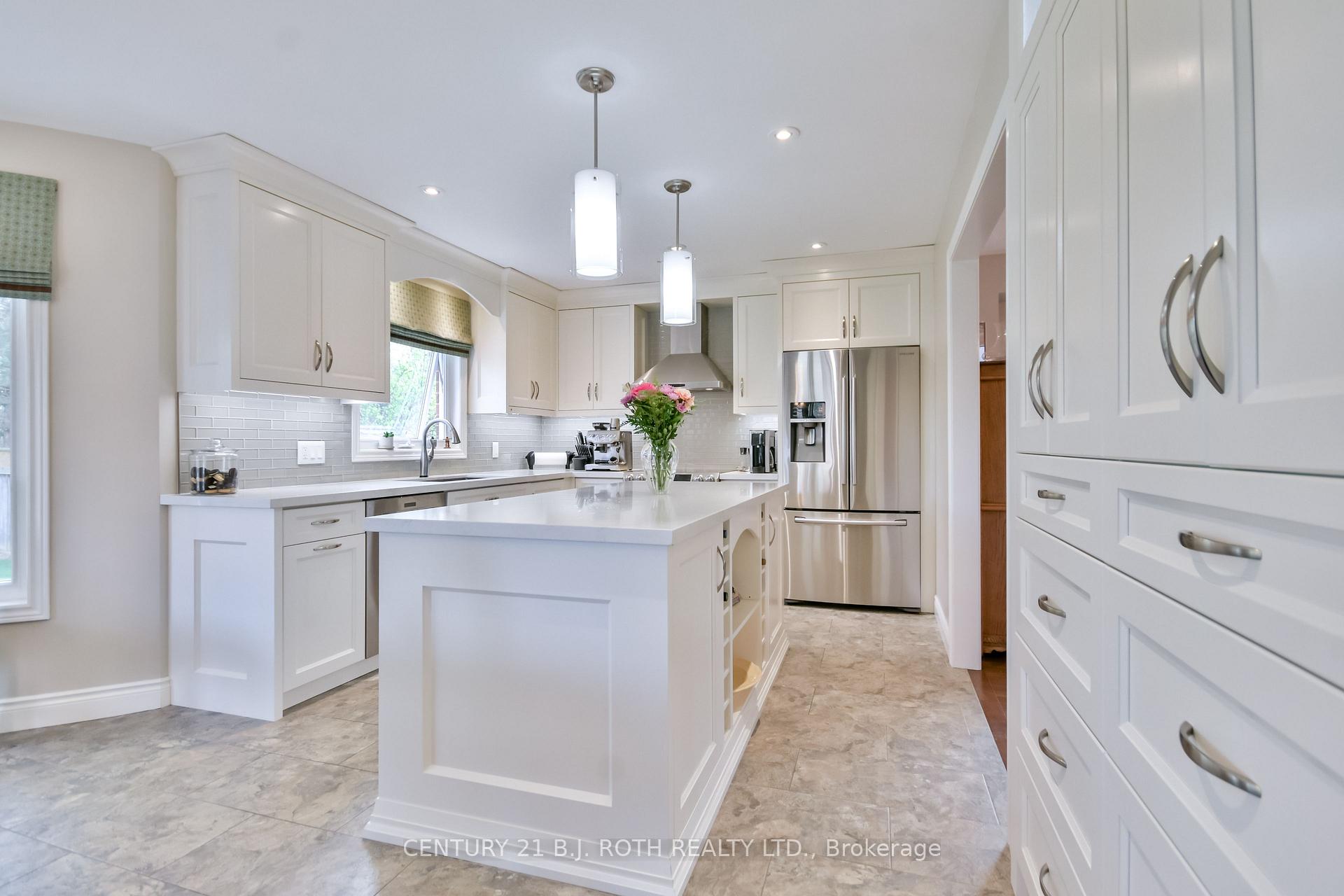 Photo 5 of 30 Golden Meadow Road, Barrie, Innis-Shore — HOMEH