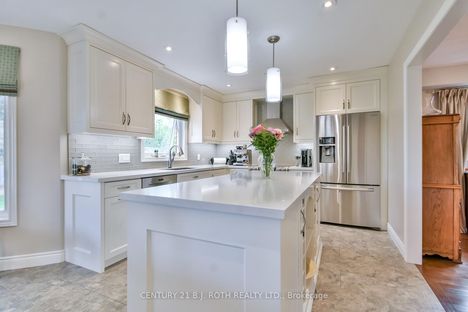 Photo 4 of 30 Golden Meadow Road, Barrie, Innis-Shore — HOMEH