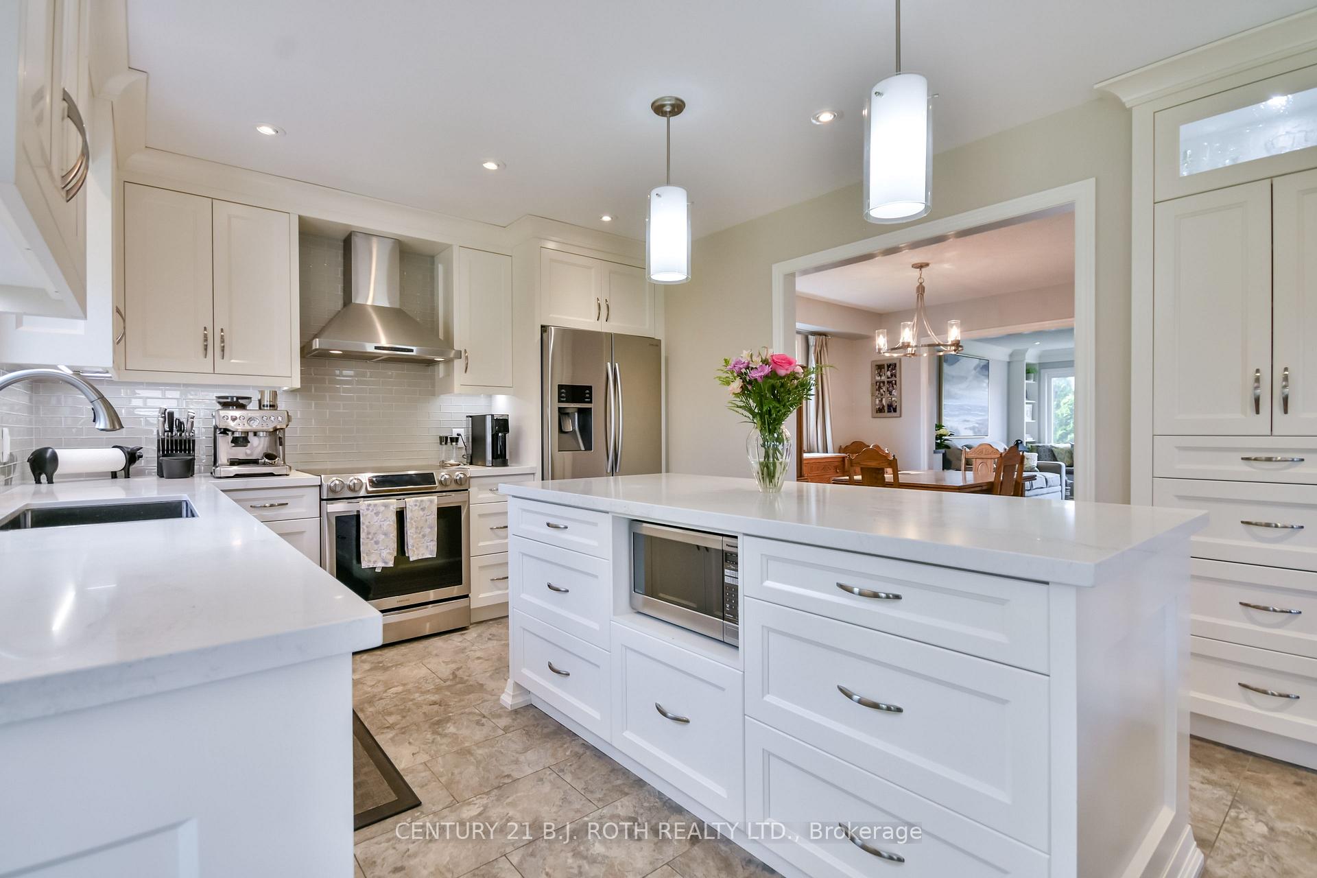 Photo 13 of 30 Golden Meadow Road, Barrie, Innis-Shore — HOMEH