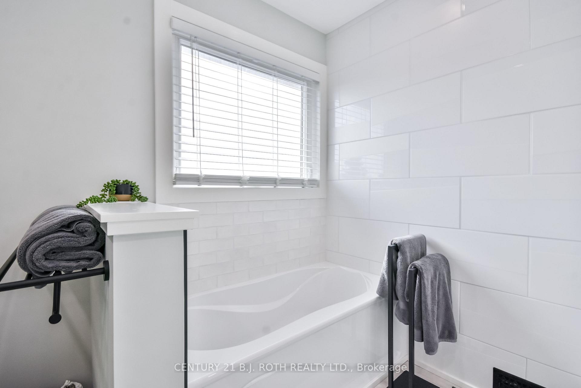 Photo 19 of 30 Golden Meadow Road, Barrie, Innis-Shore — HOMEH