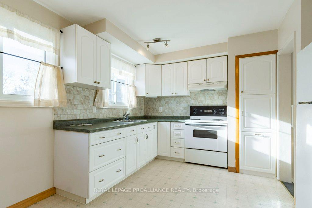 Photo 10 of 20 King George Square, Belleville, Belleville Ward — HOMEH