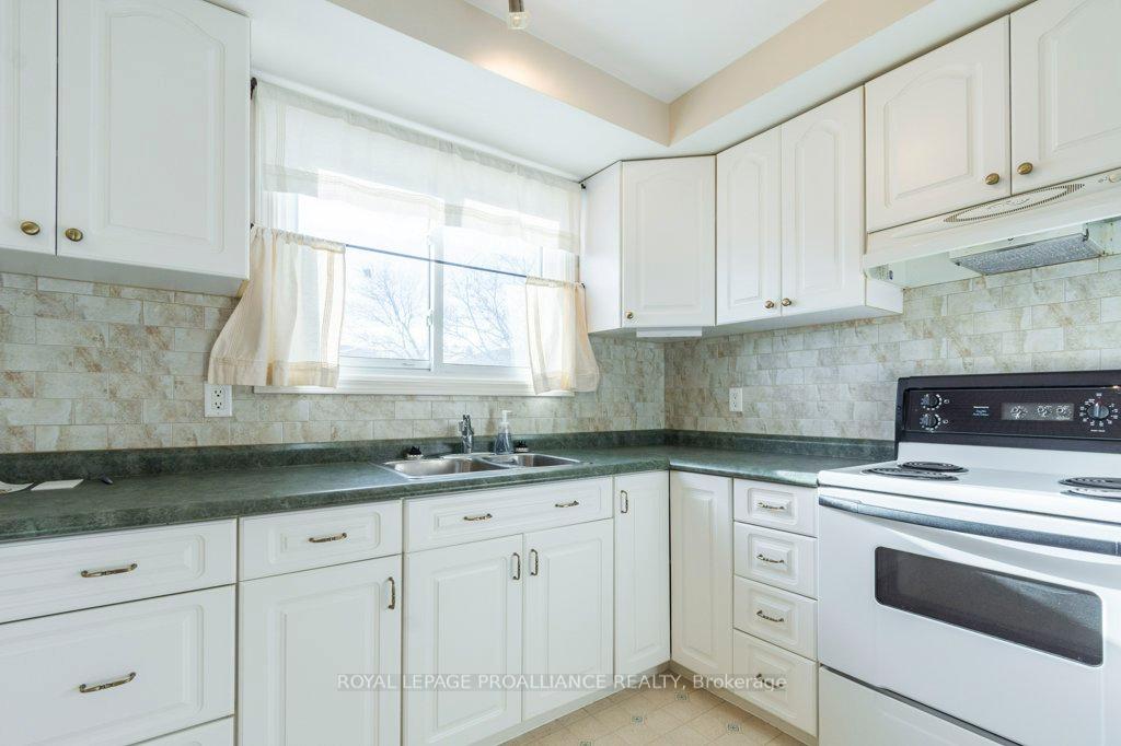 Photo 12 of 20 King George Square, Belleville, Belleville Ward — HOMEH