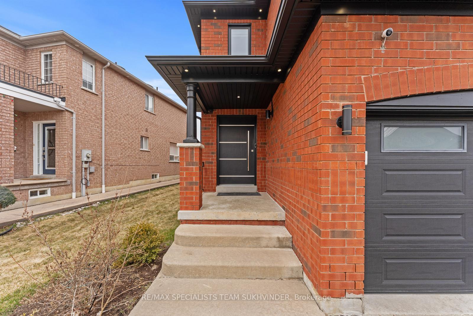 Photo 8 of 22 Emily Carr Crescent, Caledon, Bolton West — HOMEH