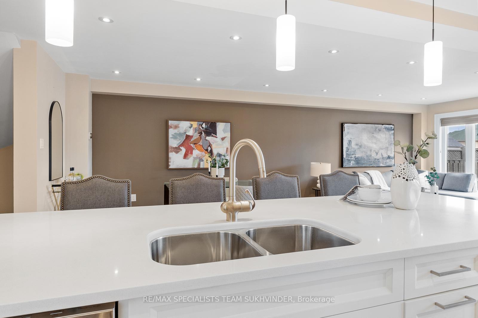 Photo 7 of 22 Emily Carr Crescent, Caledon, Bolton West — HOMEH